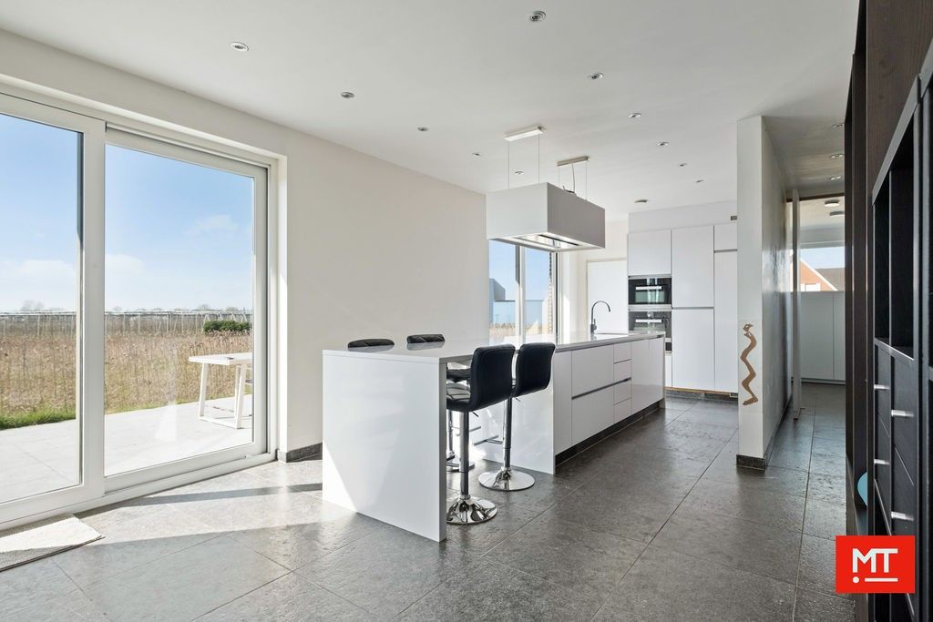 Alleenstaande woning met landelijk verzicht op 3.584 m² te koop in Ledegem foto 4