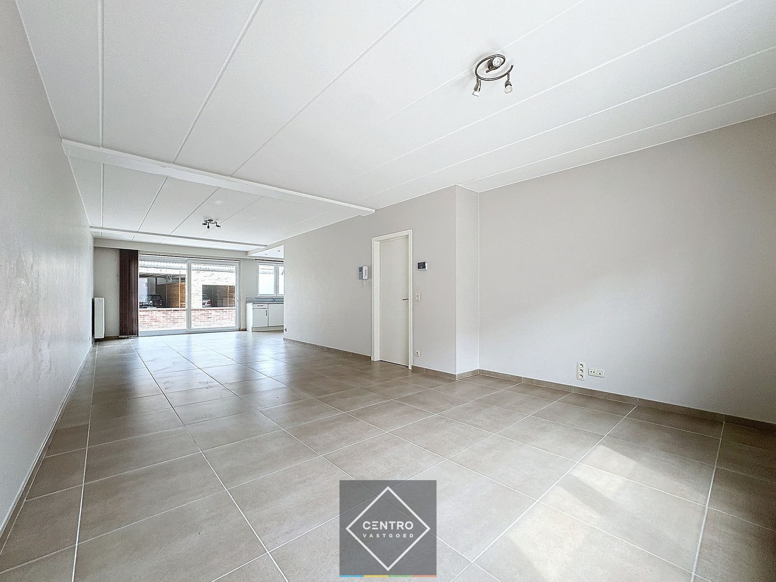 Ruime ENERGIEZUINIGE woning met 2 slpks én met DUBBELE garage! foto 4