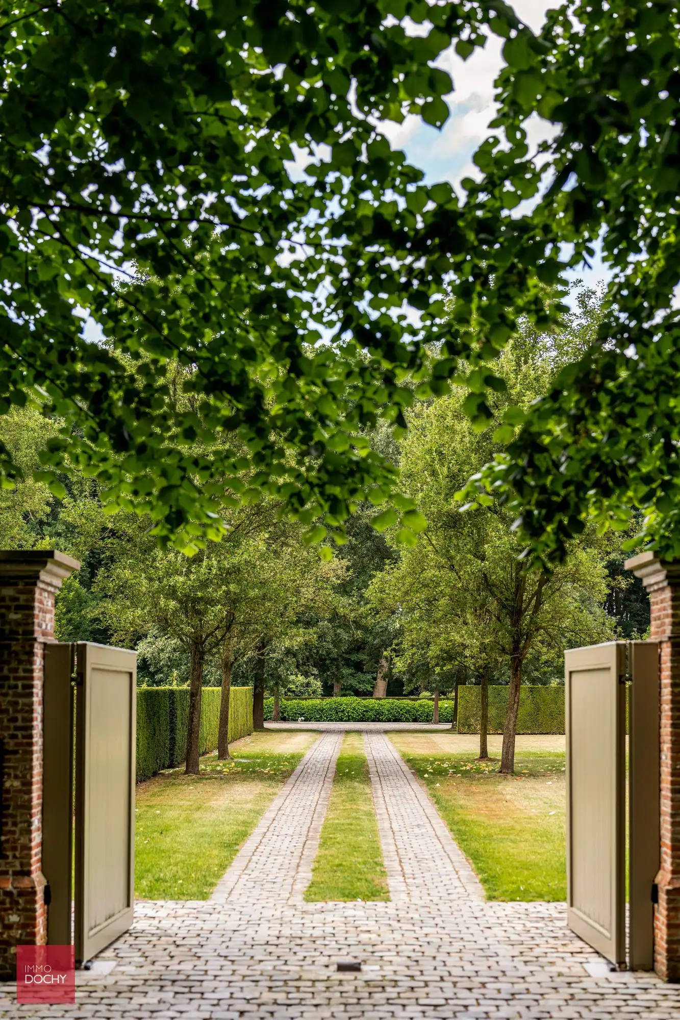 Unieke eigendom in alle rust en privacy op ca. 5,4ha foto 2