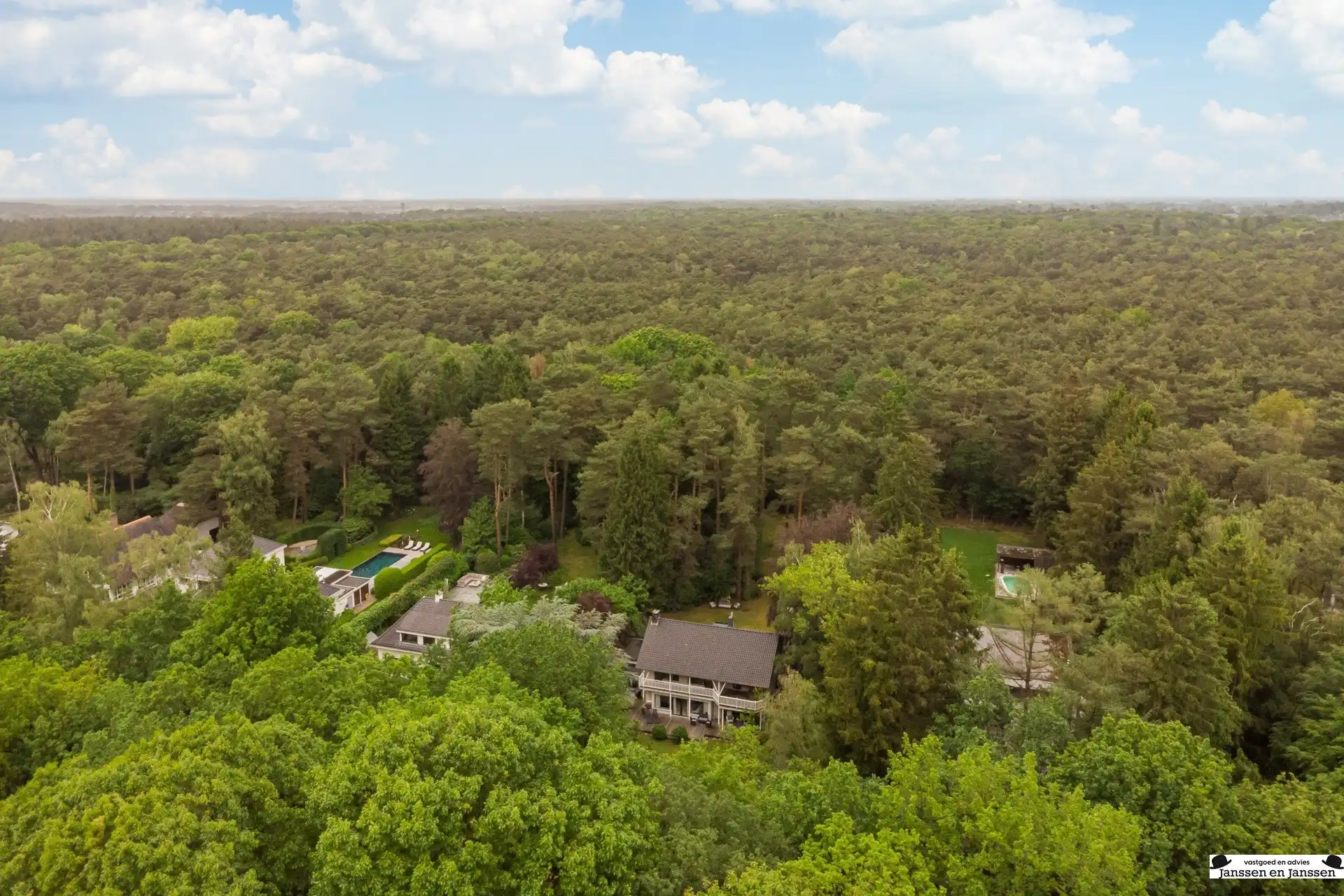 Exclusieve villa op royaal perceel van 3.000 m² grenzend aan uniek natuurdomein foto 3