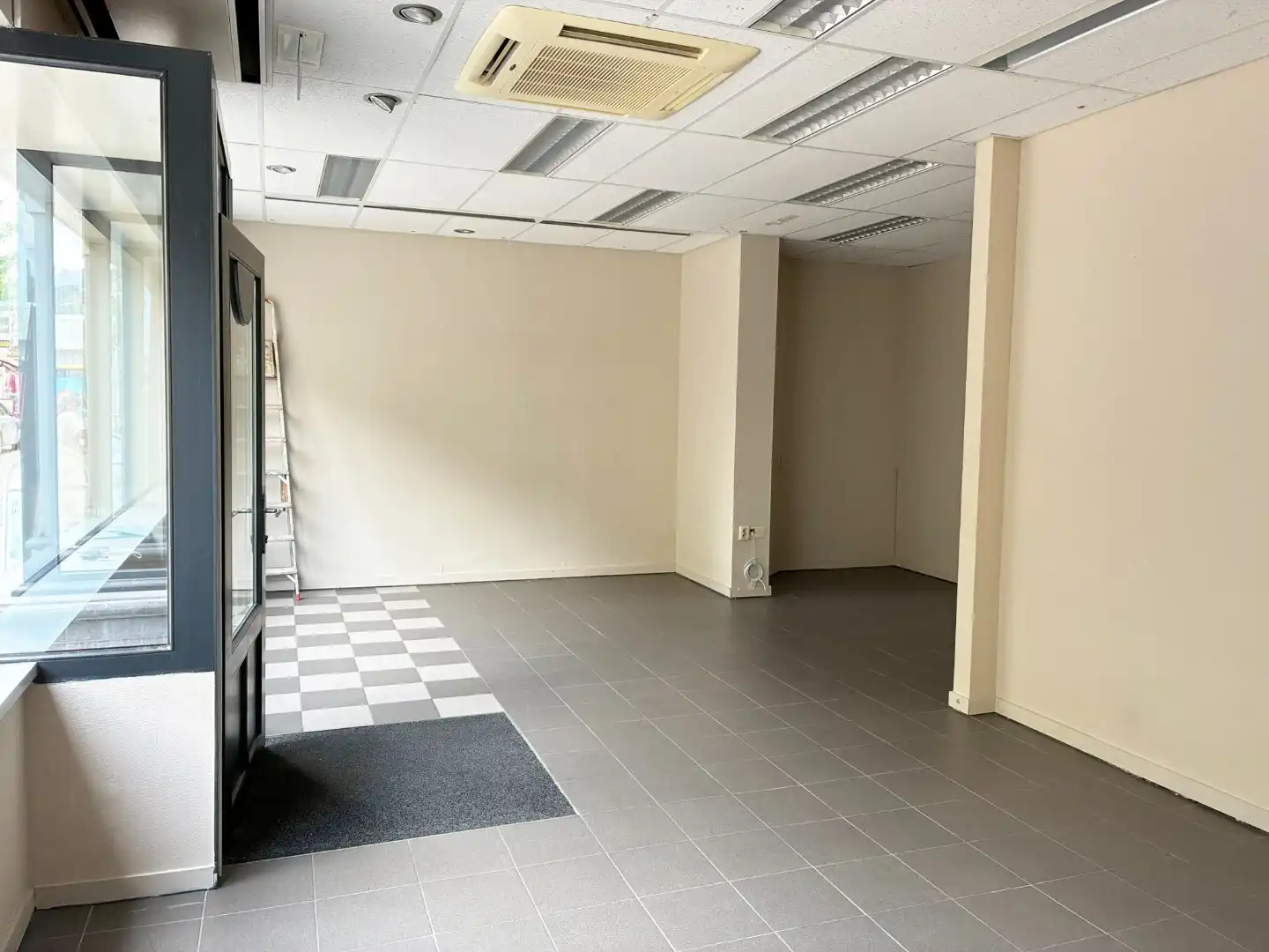 Instapklaar handelspand gelegen op een commerciële locatie foto 3
