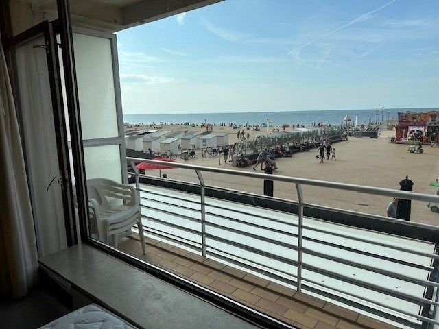 Prachtige  ruime flat  op Strandplein.      Topligging op zeer  centrale ligging  en met terras  ! foto 4