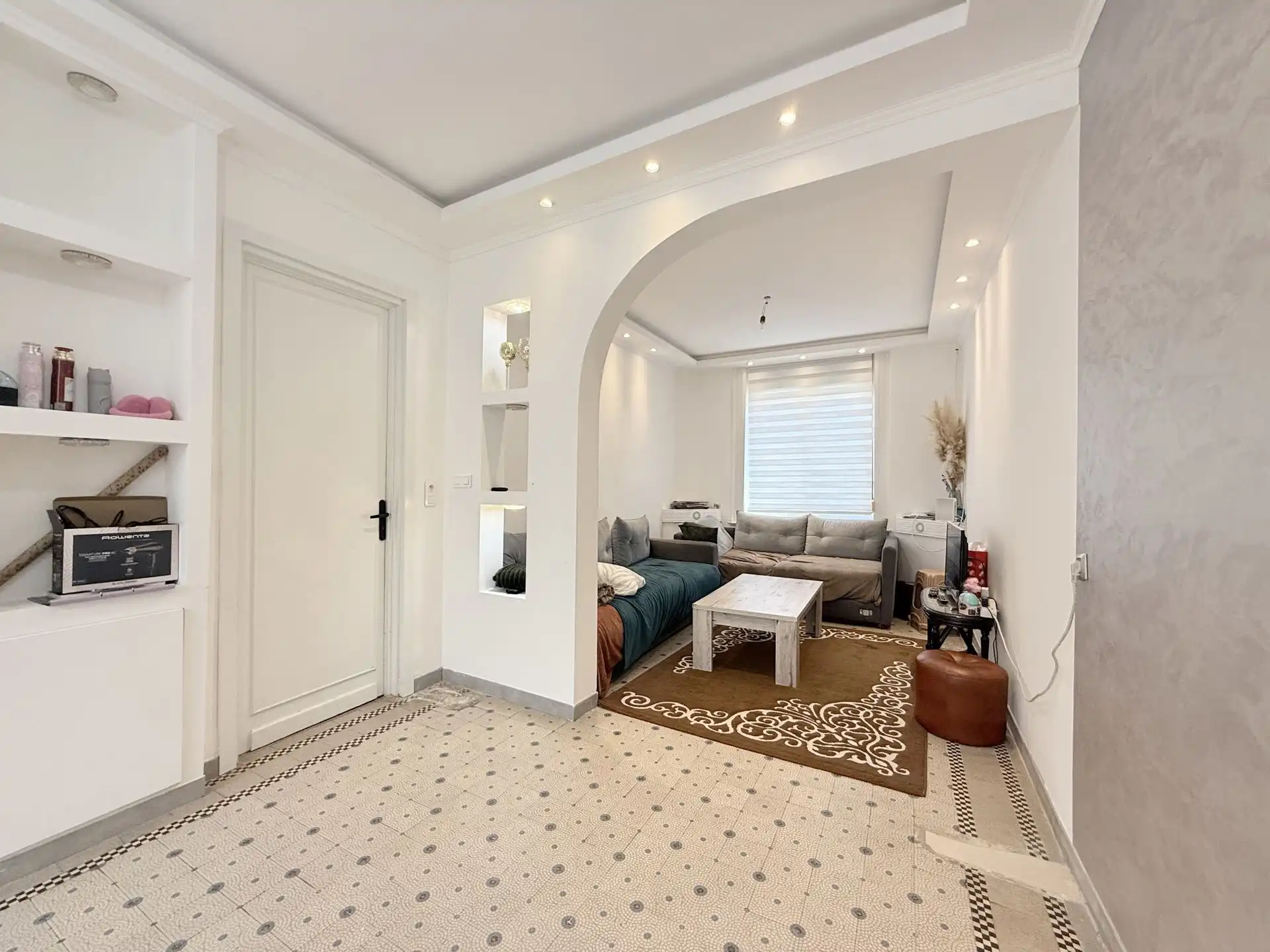 Leuke woning met 3 slk, oprit en tuin foto {{pictureIndex}}