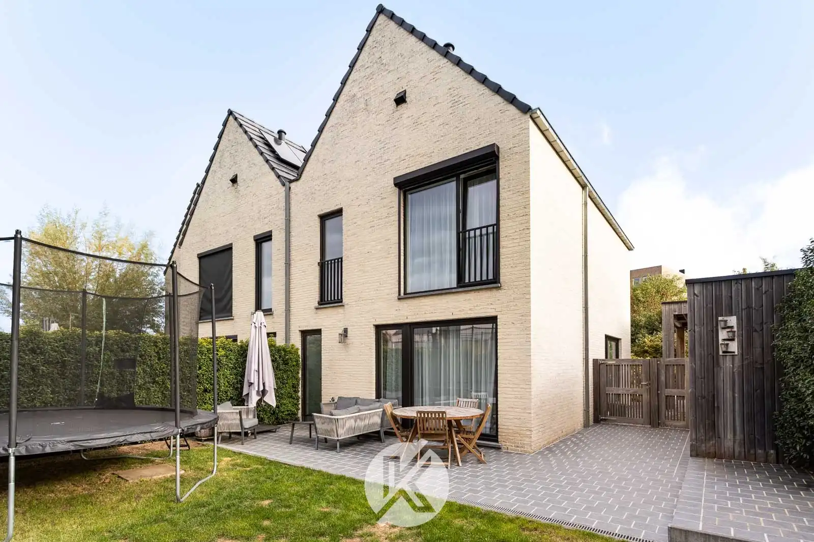 Recente, lichtrijke woning met carport foto 20