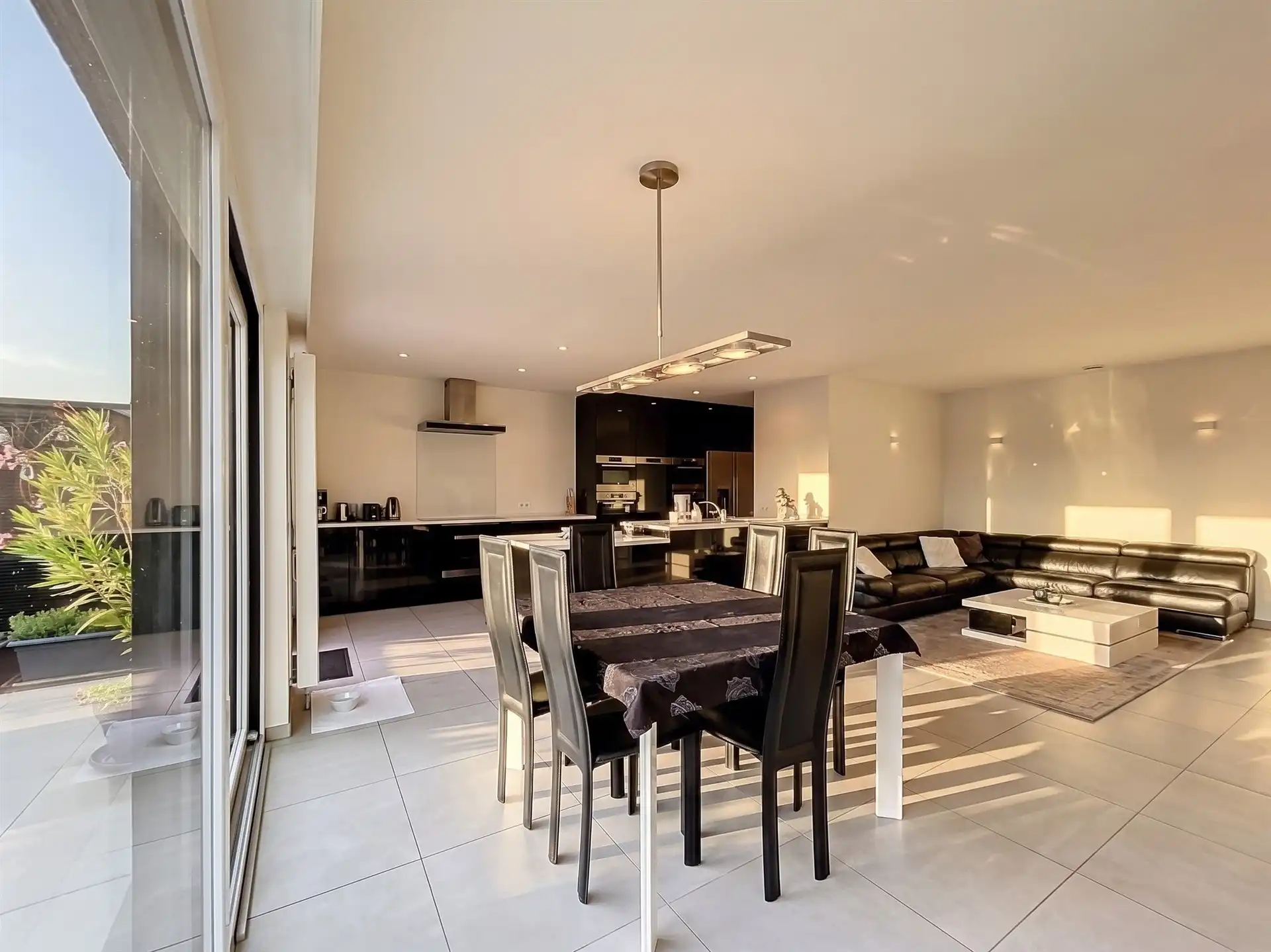 Moderne BEN gezinswoning met 4 slaapkamers, garage en poolhouse op perceel van 347m² foto 5