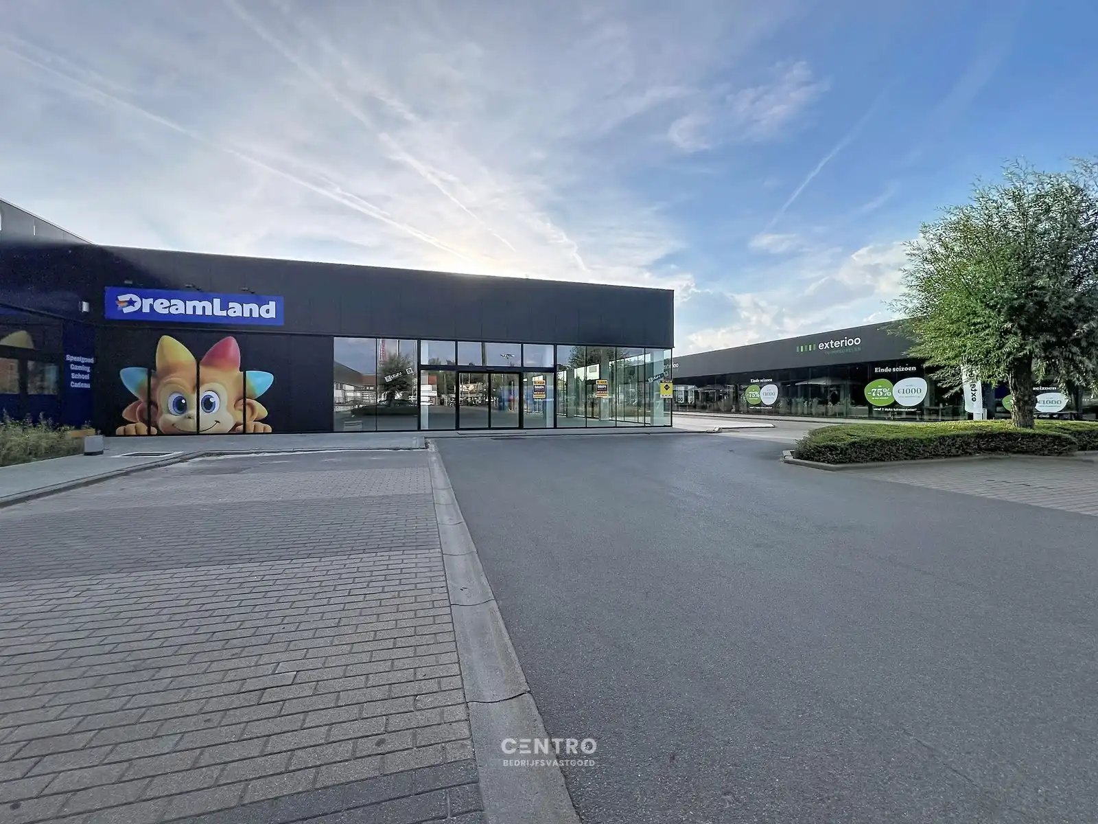 Vernieuwde baanwinkel (450m²) te huur in hét bruisende MAMMOETCENTER van Roeselare ! foto 3