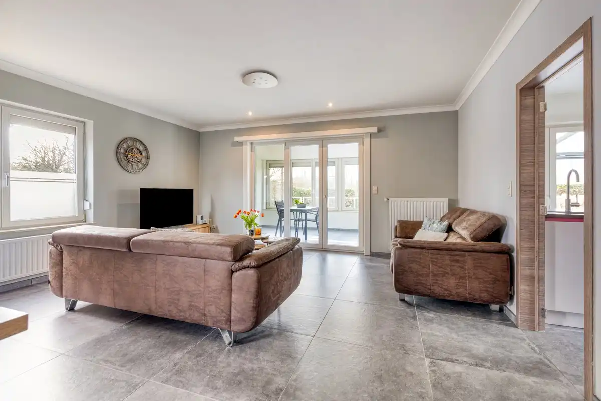 Instapklare villa met 3 slaapkamers, kantoor en garages foto 8