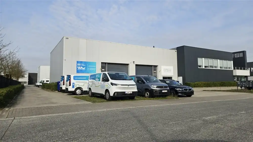 Drie afgewerkte KMO-bedrijfsgebouwen foto 2