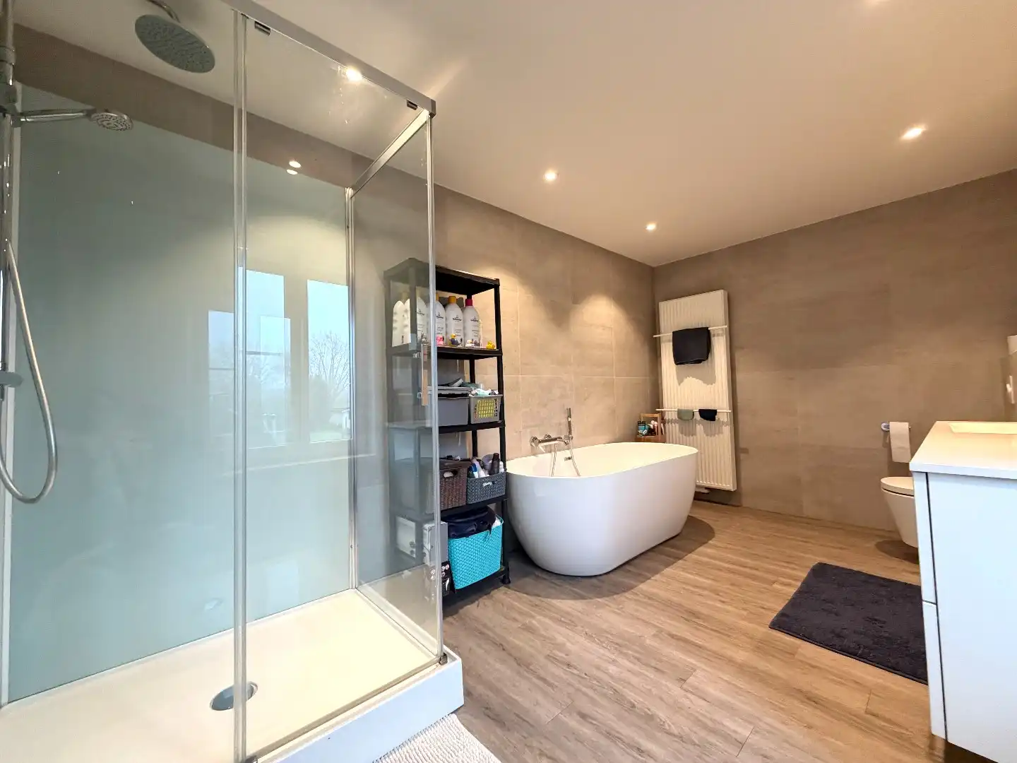 Instapklare brede rijwoning met herenhuisallure, garage en zonnige tuin te Kooigem foto 13