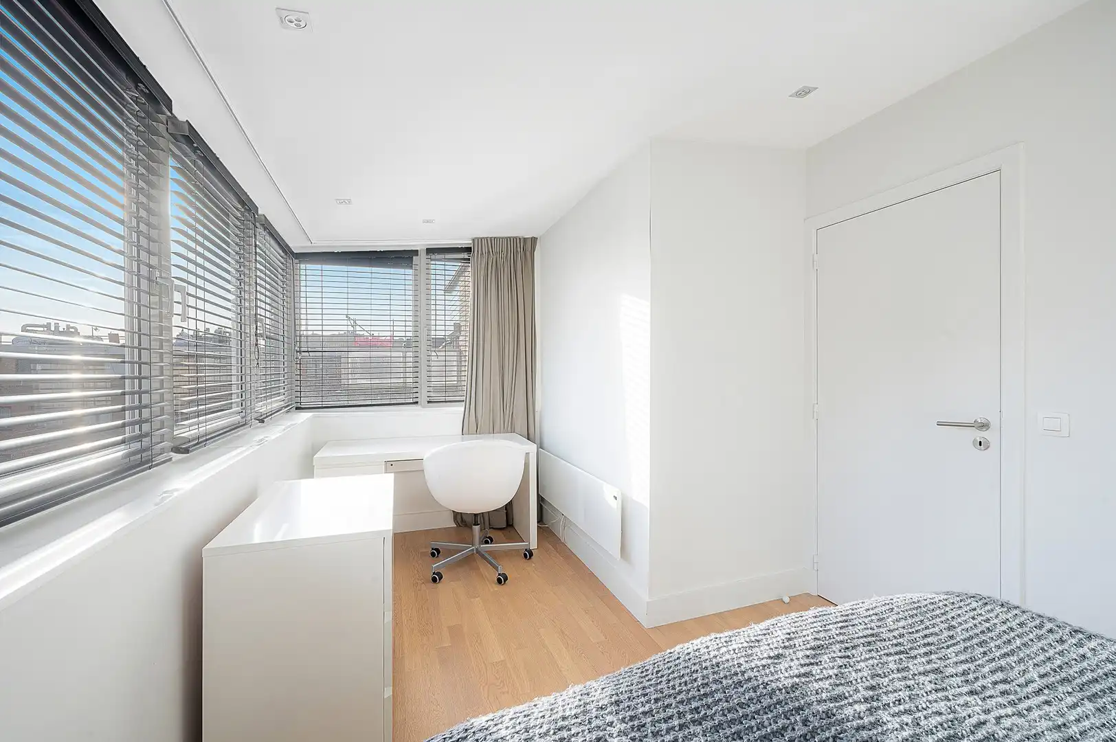 Ruim en lichtrijk penthouse-appartement met royale terrassen en open zeezicht . foto 24