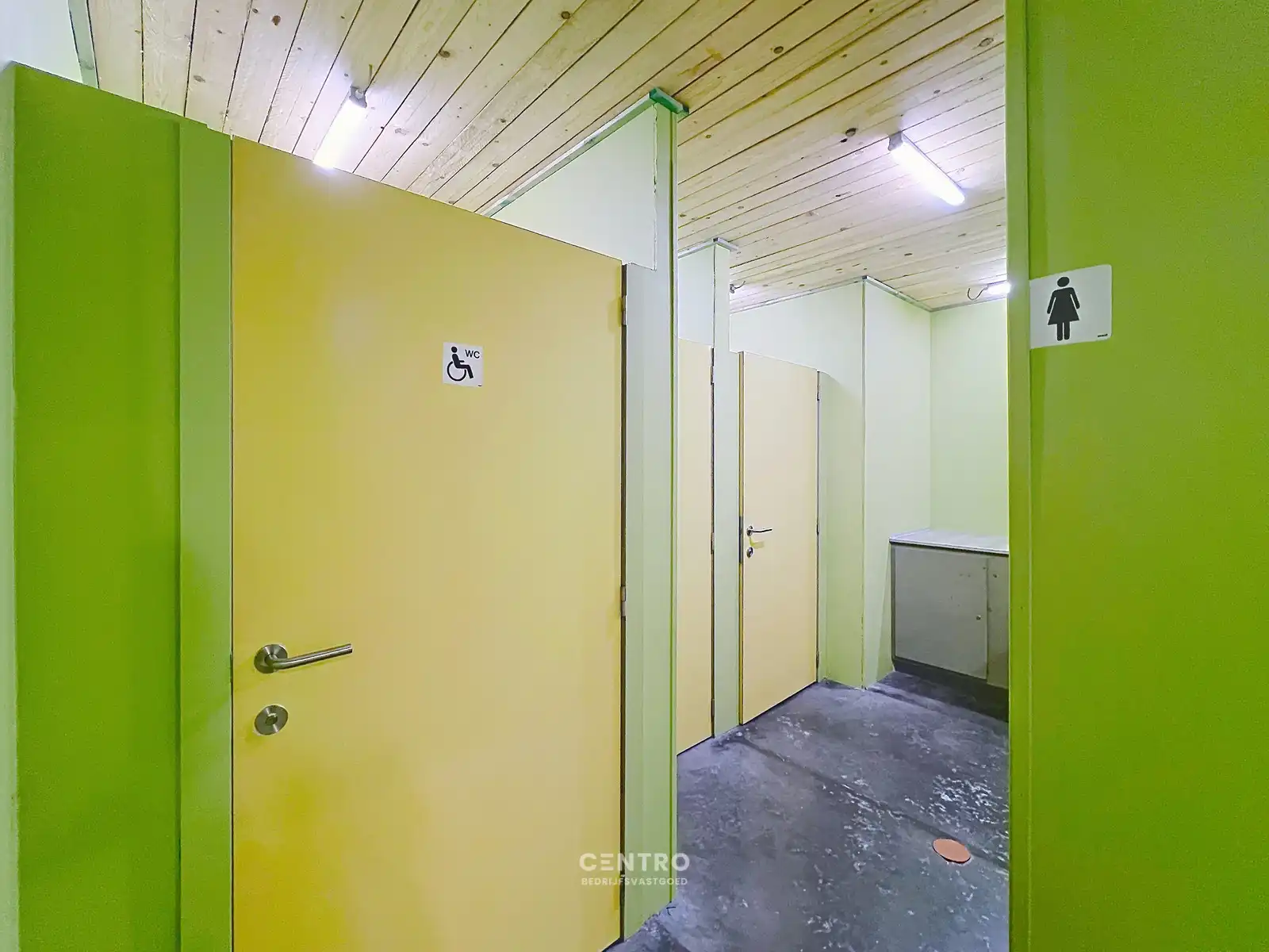 Multifunctioneel bedrijfspand (binnenrecreatie, toonzaal, winkel, opslag,...) van 782m² met 40 parkeerplaatsen op eigen terrein te Bavikhove (Harelbeke). foto 26