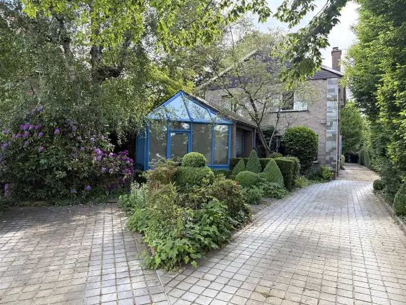 Ruime woning met kantoor en prachtige tuin op toplocatie foto {{pictureIndex}}