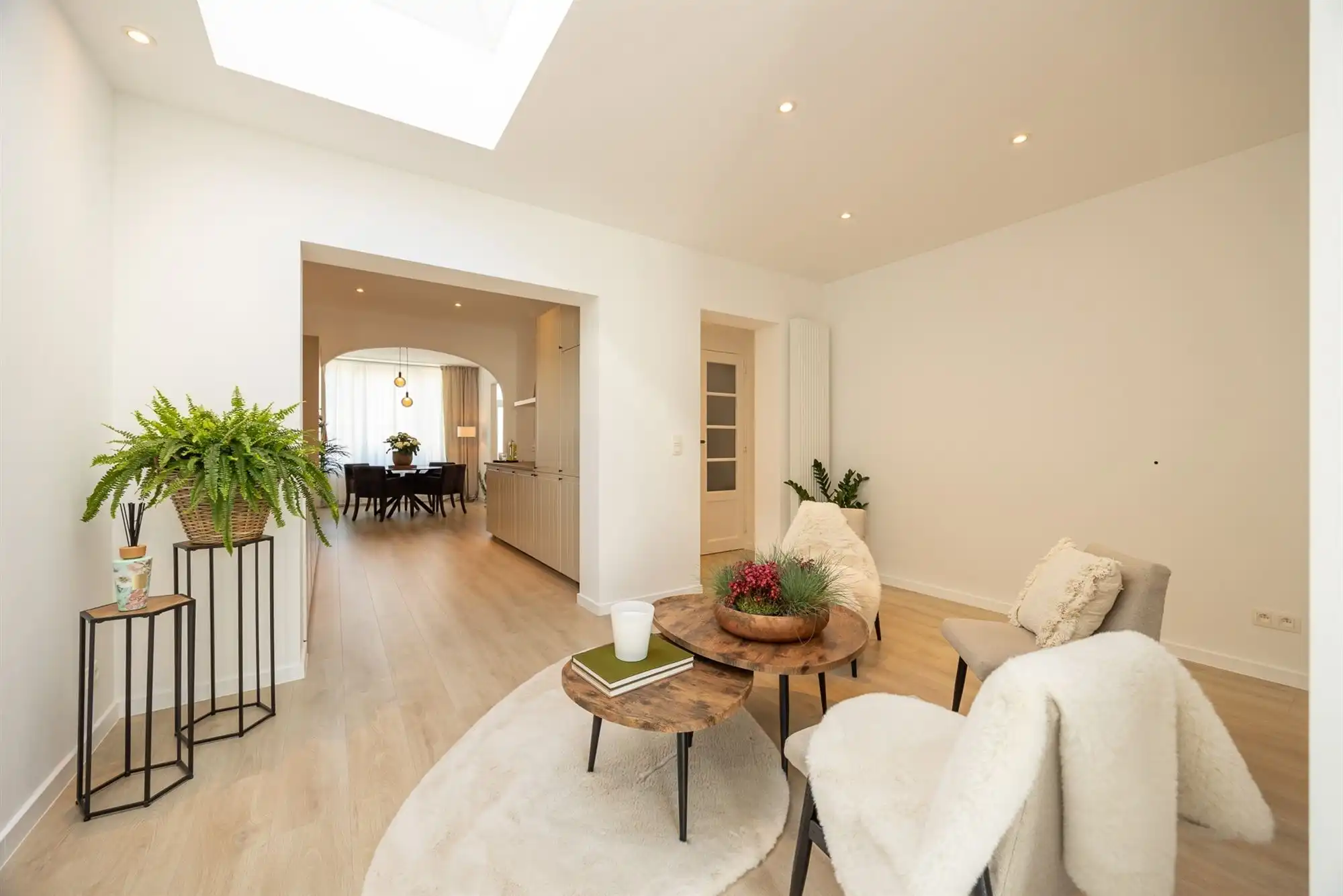 Volledig gerenoveerde woning met 3 slpkmrs en stadskoer foto {{pictureIndex}}