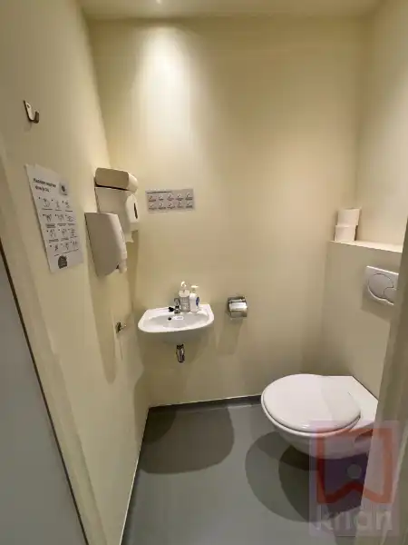 Instapklaar gelijkvloers kantoor (±100m²) te koop in het centrum van Geel! foto 7