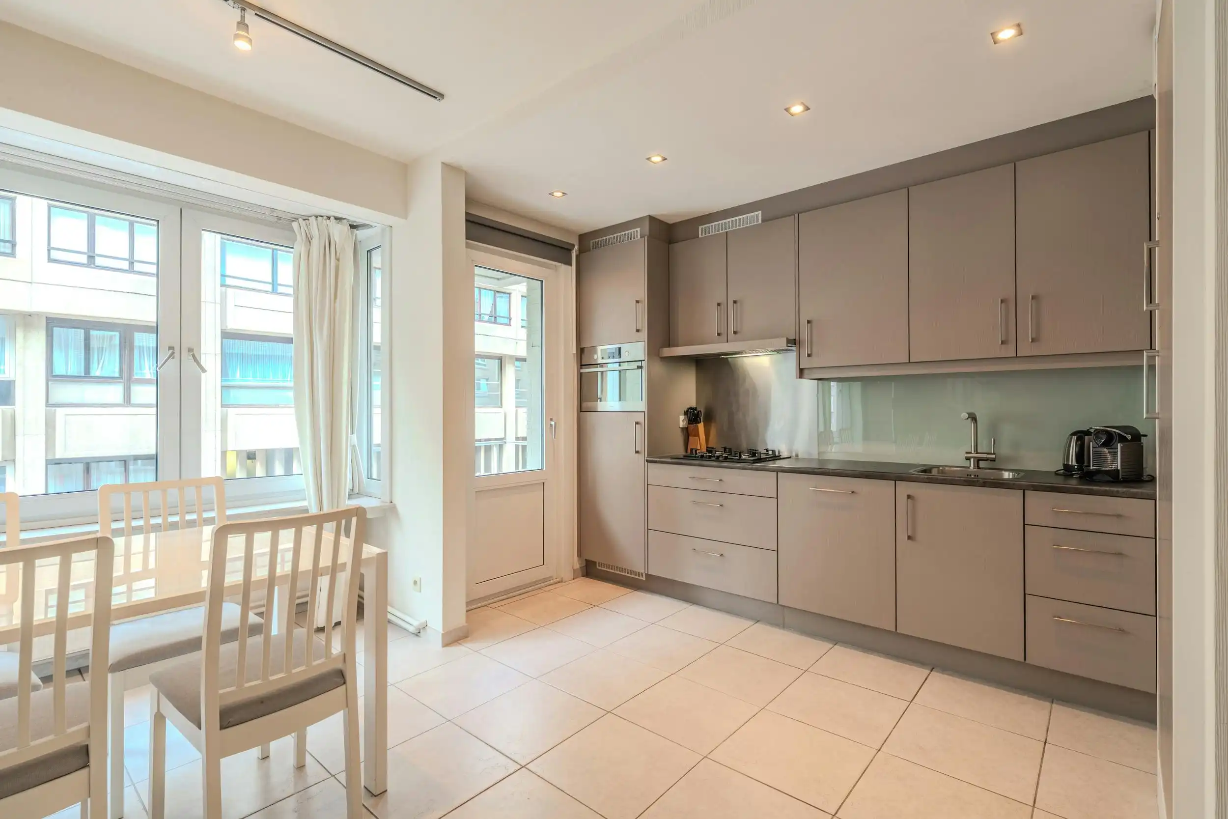 Verzorgd 2 slaapkamer appartement te koop te Oostende  foto 6