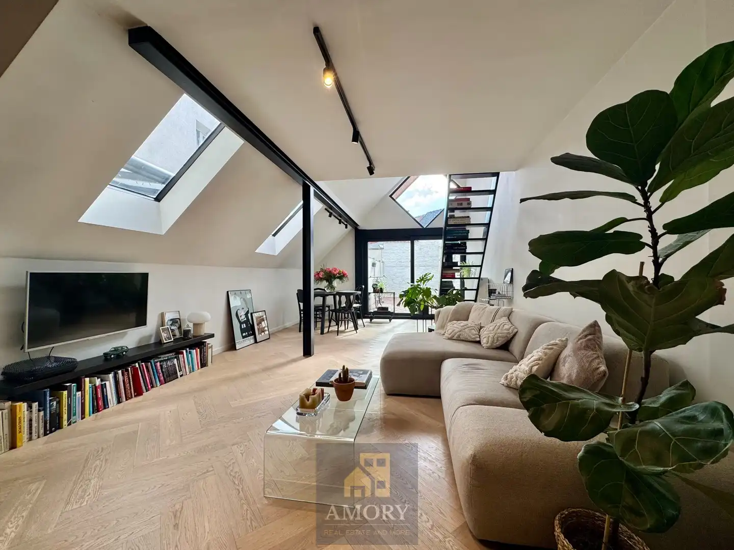 Stijlvol gerenoveerde woning in centrum Harelbeke foto 5