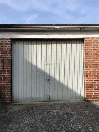 Ruime garagebox aan treinstation te Tienen gelegen.  Ook verhuurbaar aan bedrijf. foto 3