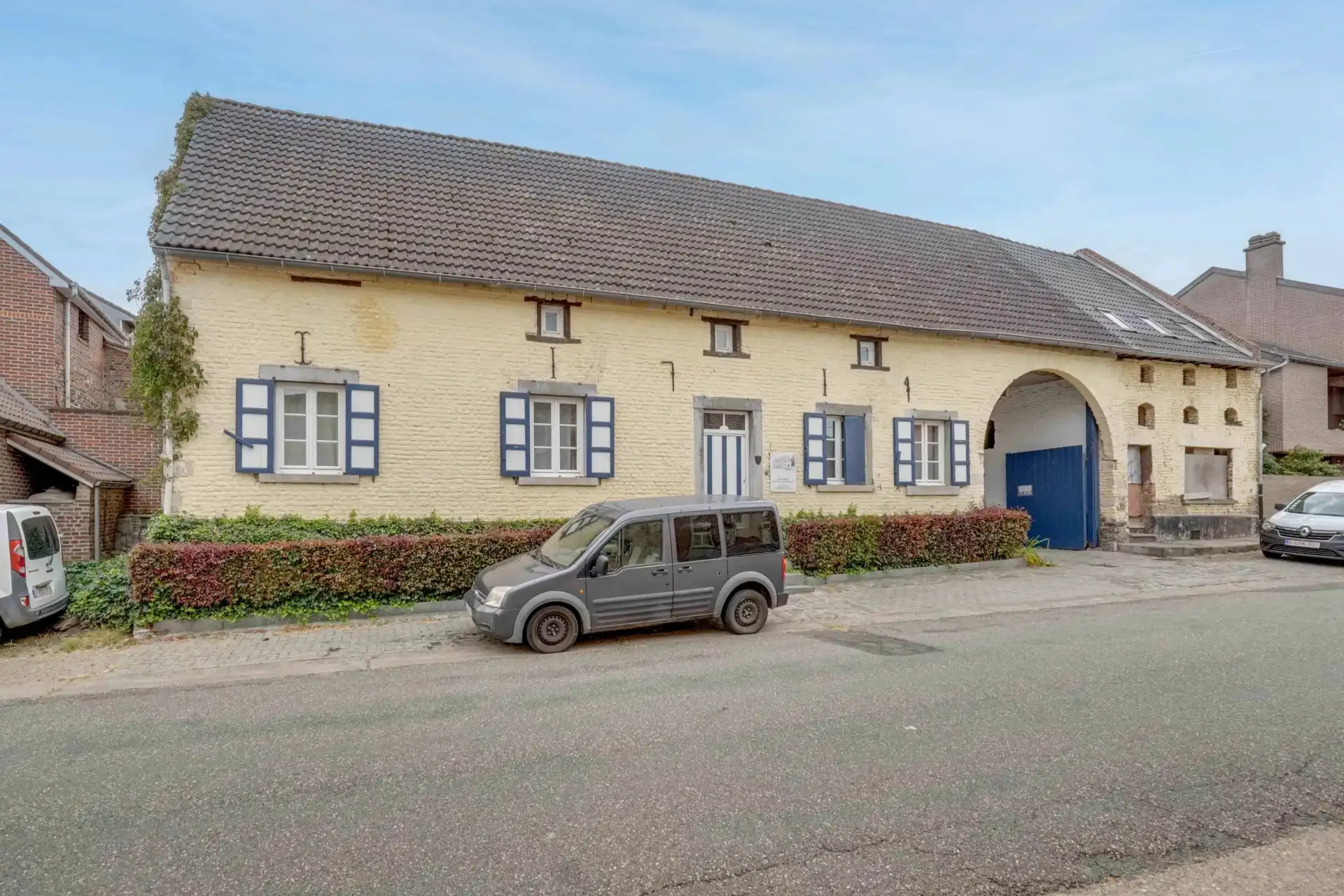 Karaktervolle vierkantshoeve met ruime binnenkoer foto 2