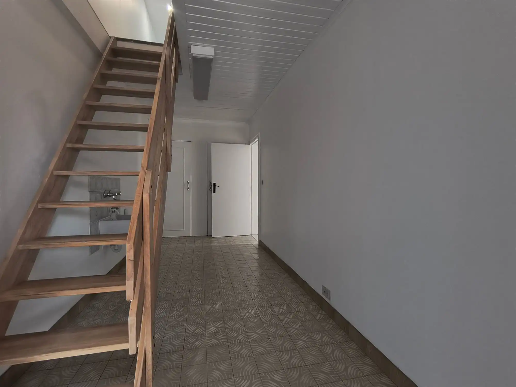 woonhuis -totaal gerenoveerd- met 2 slaapkamers, oprit en garage foto 13