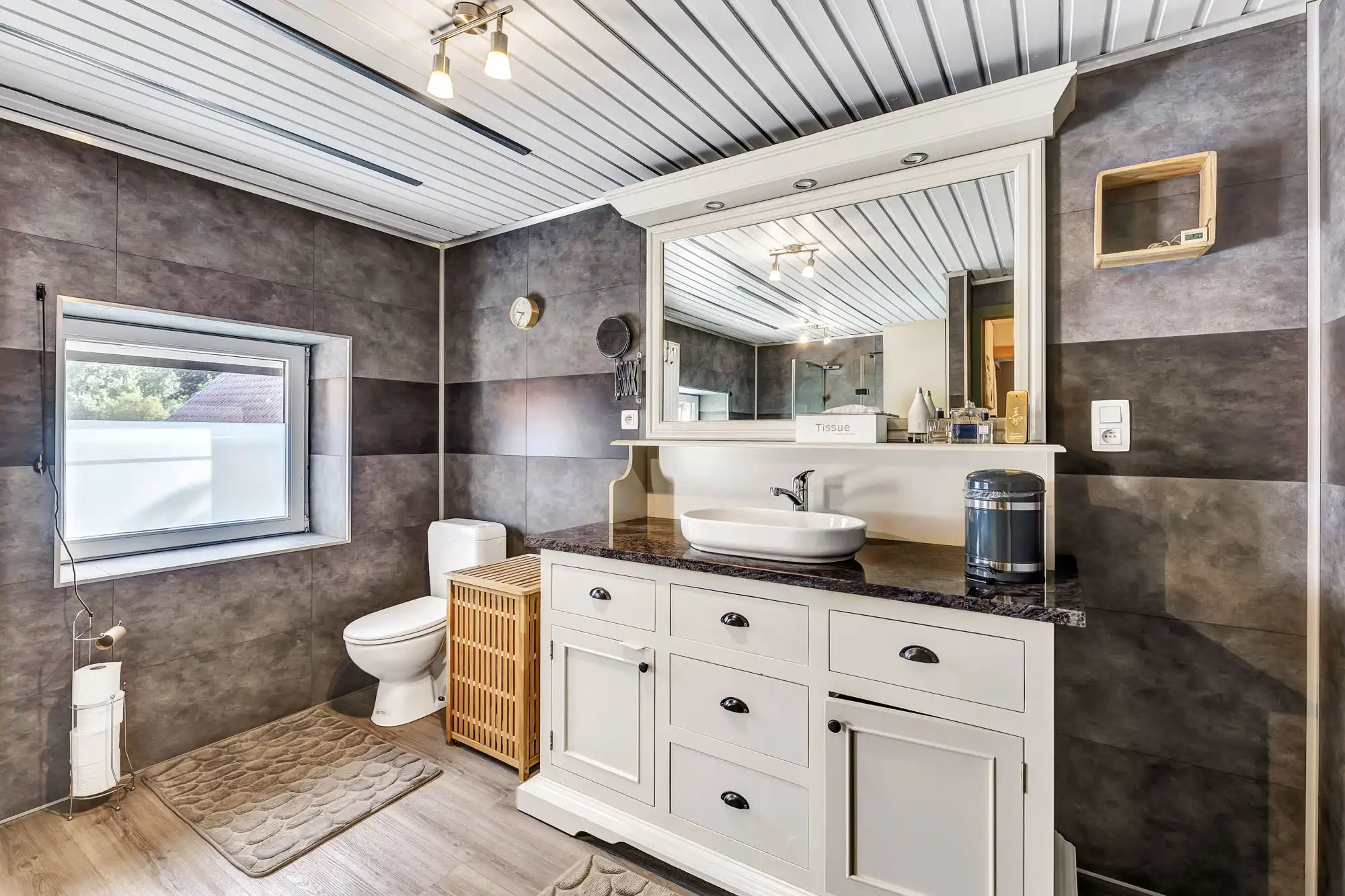 Instapklare woning met ruime garage/opslagplaats foto 12