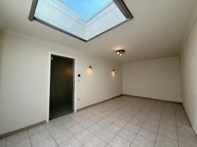 Duplex appartement met 2 slaapkamers en dakterras in het centrum van Maaseik.  foto 5