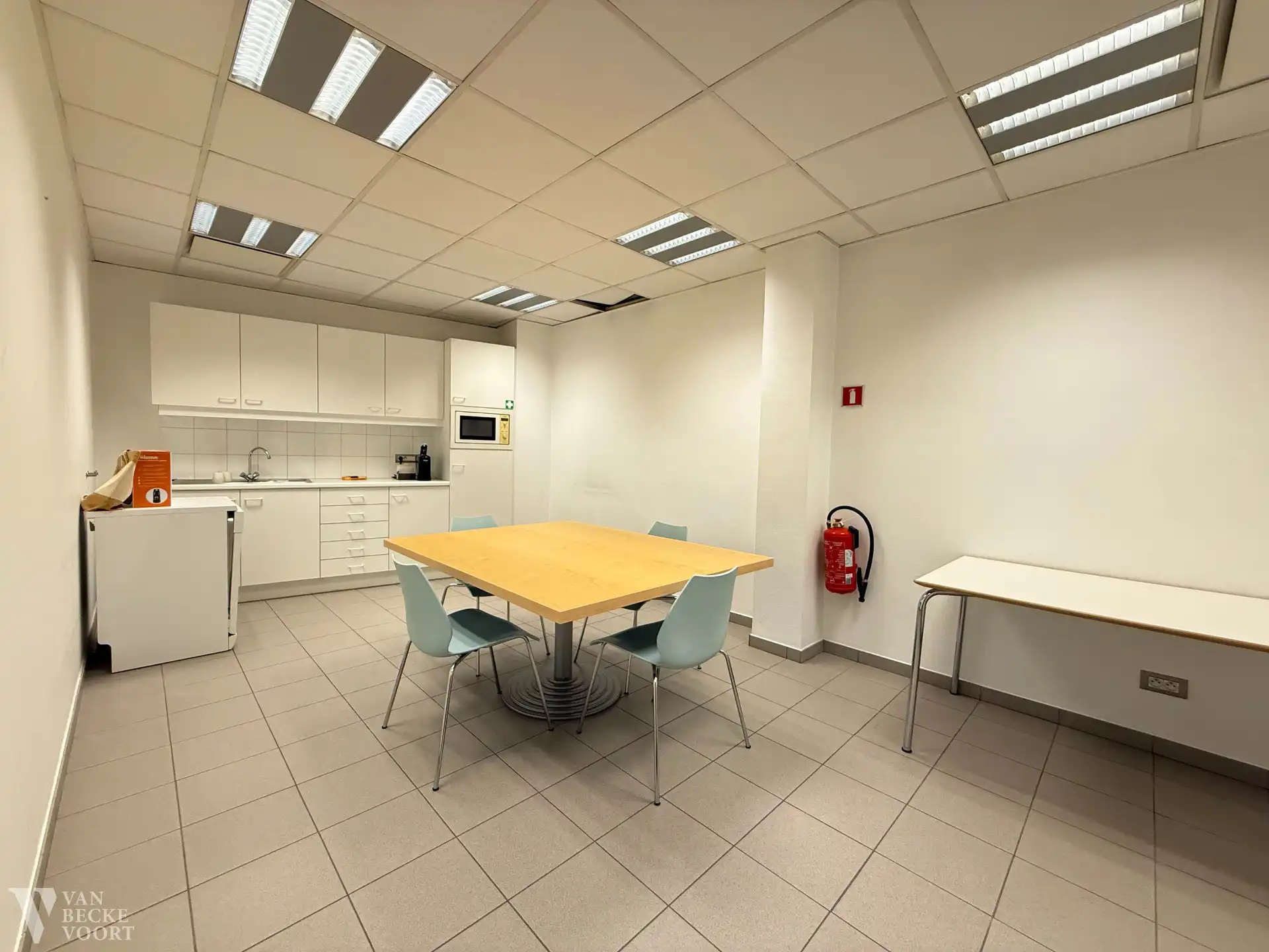 Ruim handelsgelijkvloers op hoekligging 330m² foto 8