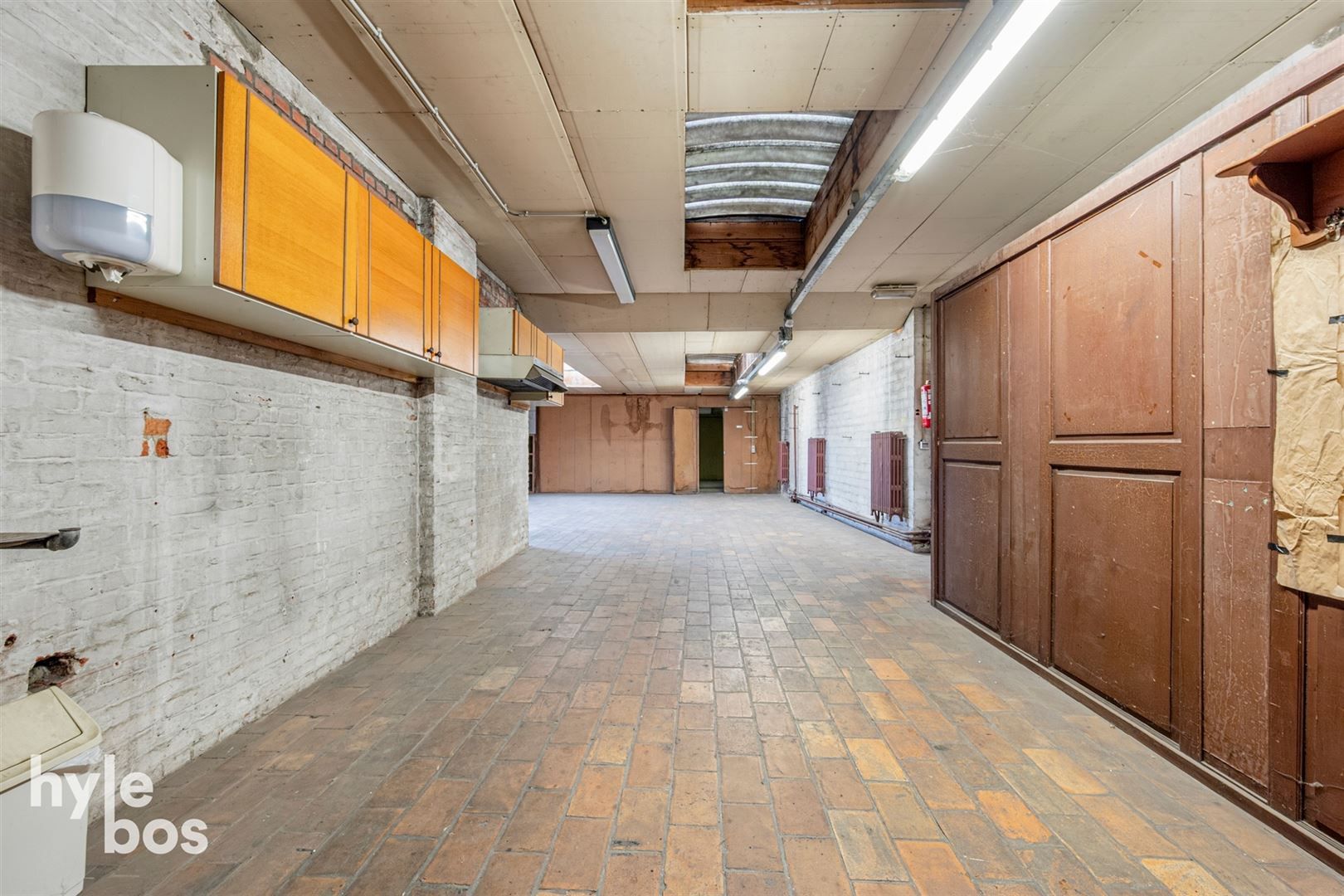 Ruim bovenhuis met groot magazijn in het centrum van de stad foto 23