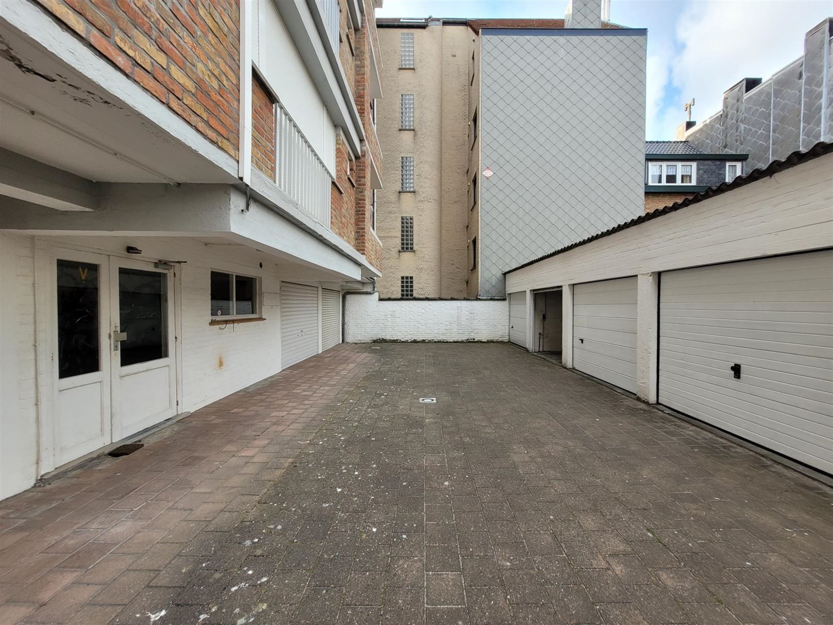 Gesloten garage box in Westende Bad foto 2