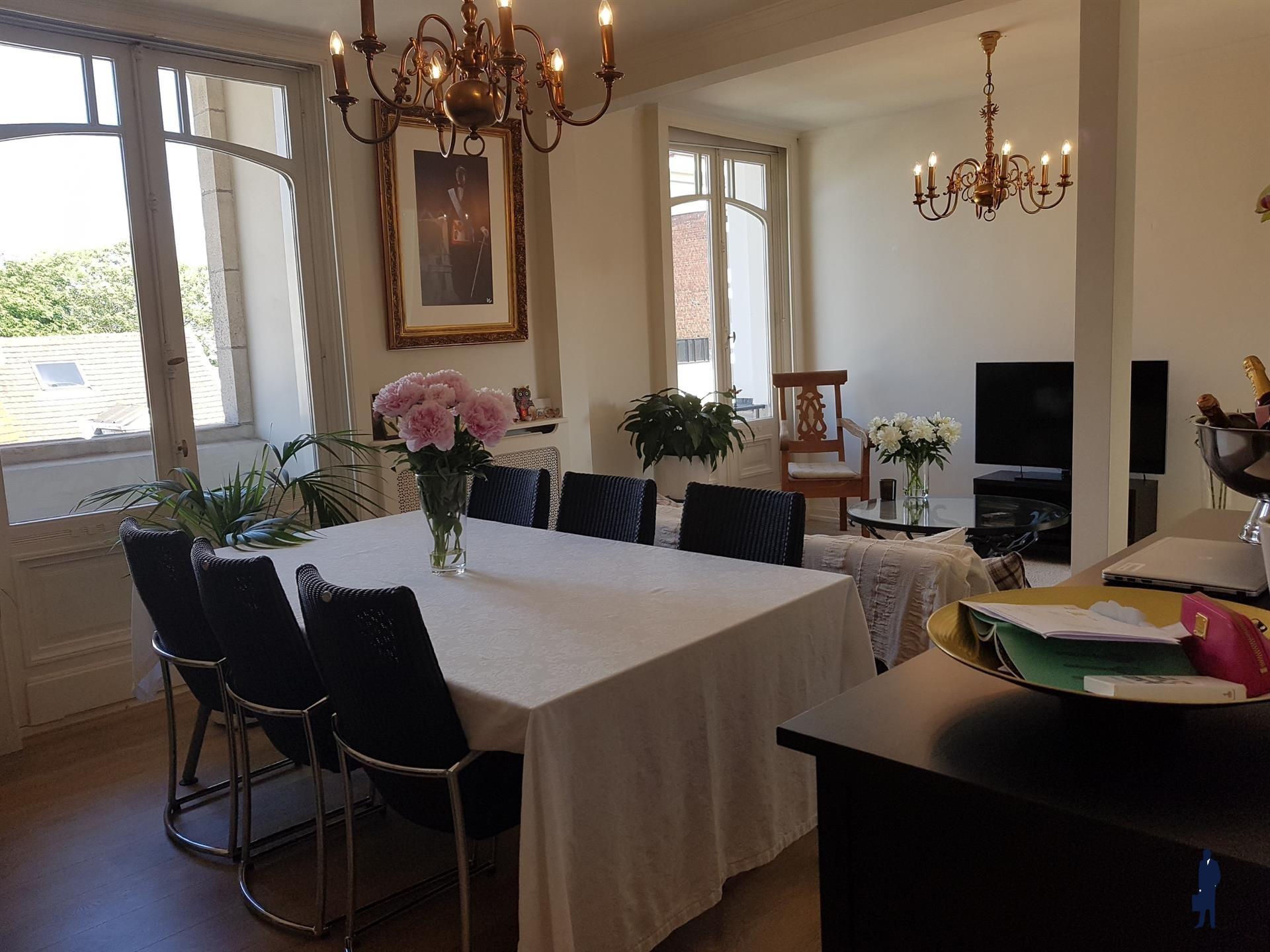 Authentiek gerenoveerd penthouse (ca. 90 m²) met terras foto {{pictureIndex}}