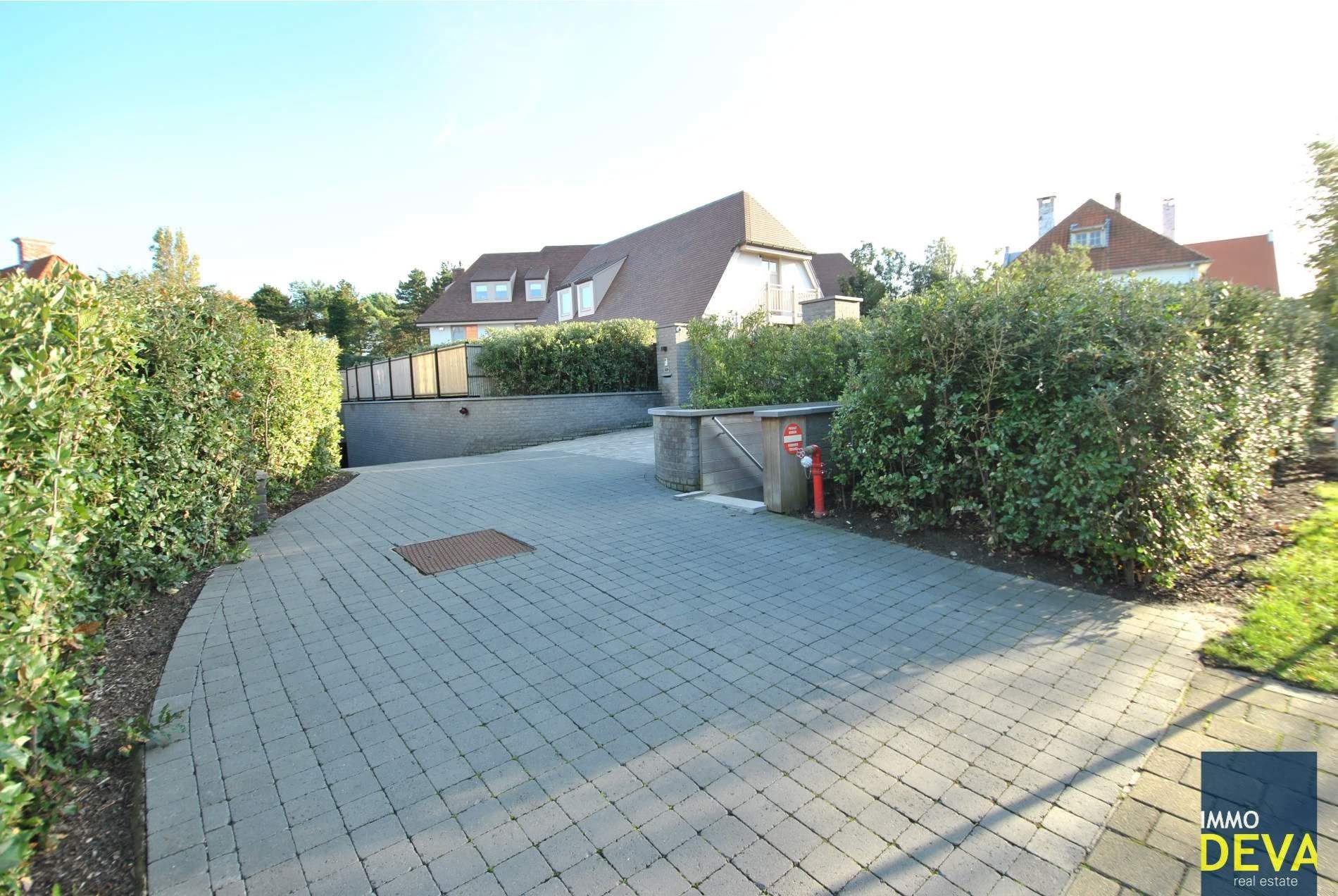 Ruime garagebox in de Elizabetlaan  foto {{pictureIndex}}