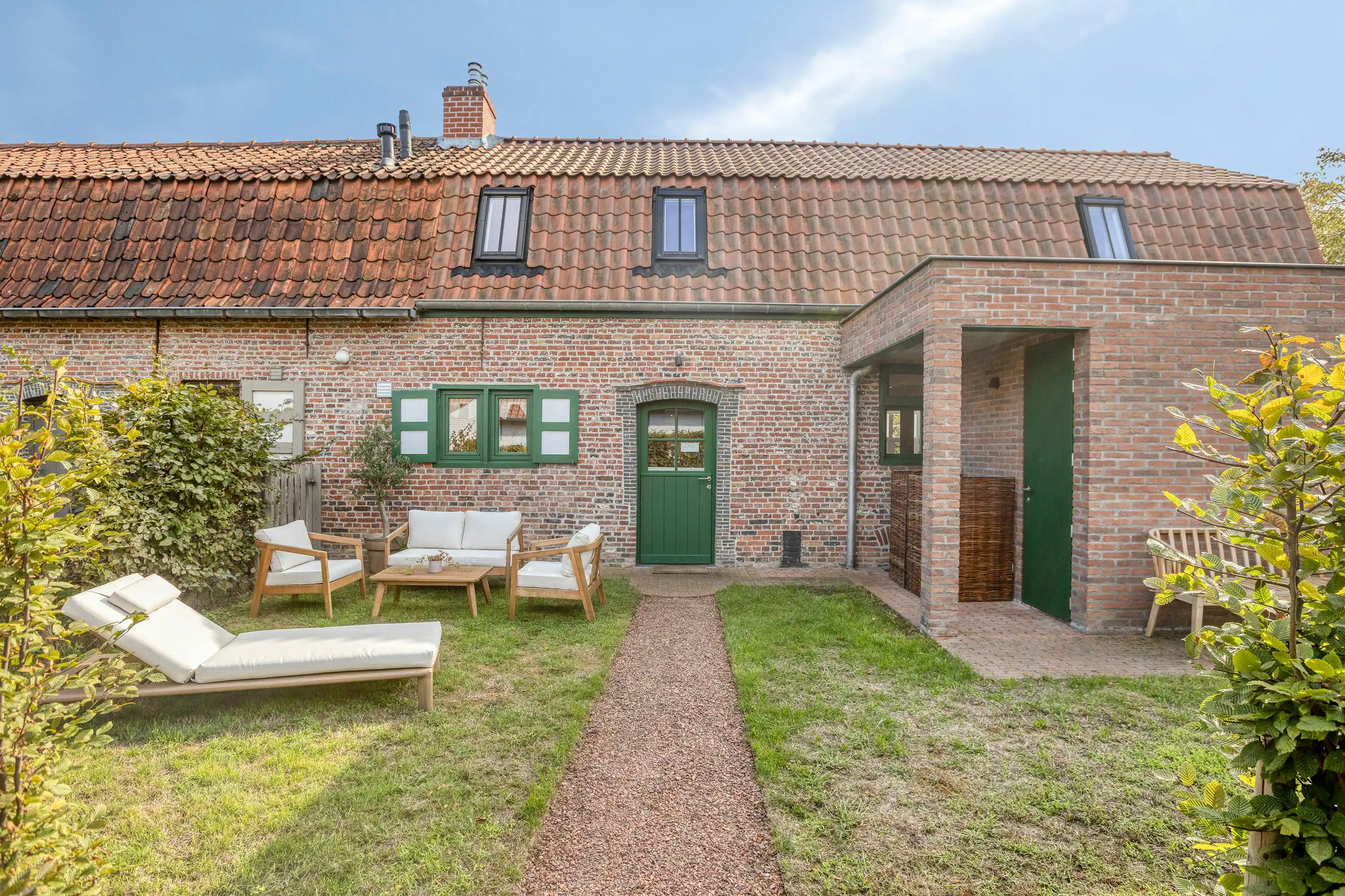 Een gerenoveerd meesterwerk in hartje Hansbeke foto 3