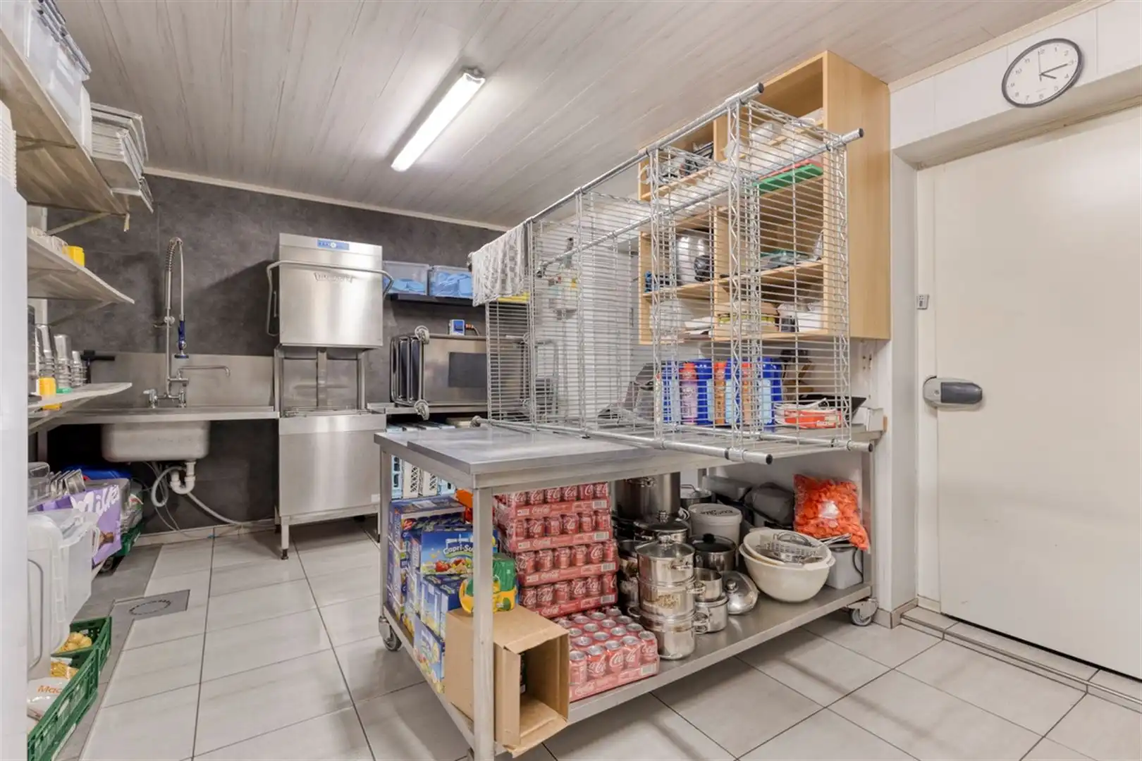 Goeddraaiende broodjeszaak met woning op toplocatie. foto 12