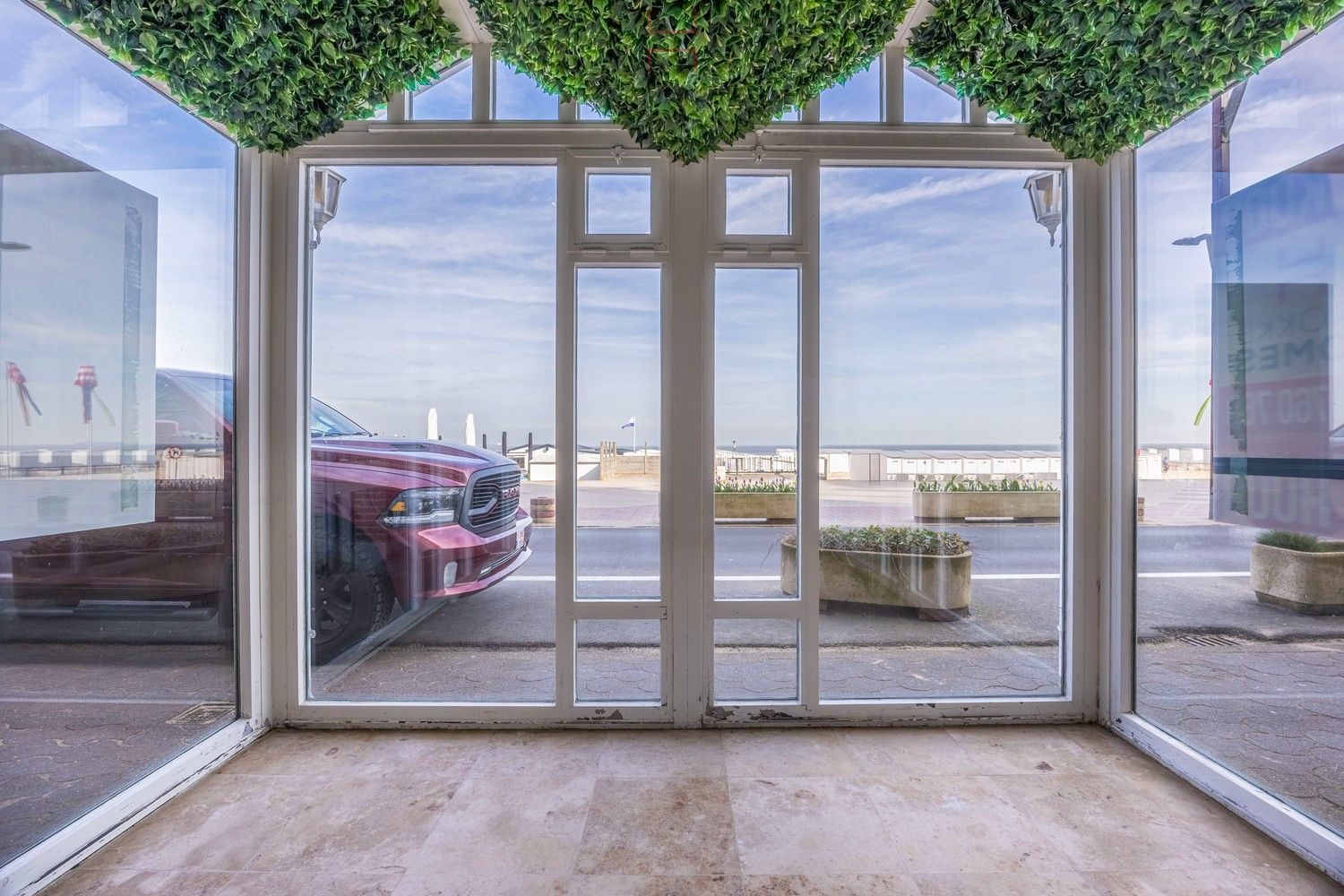 Handel / horeca gelijkvloers op de Zeedijk van Knokke. foto {{pictureIndex}}