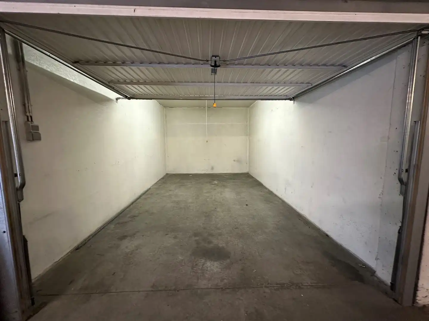 Afgesloten ruime garagebox nabij de Zeedijk. foto {{pictureIndex}}