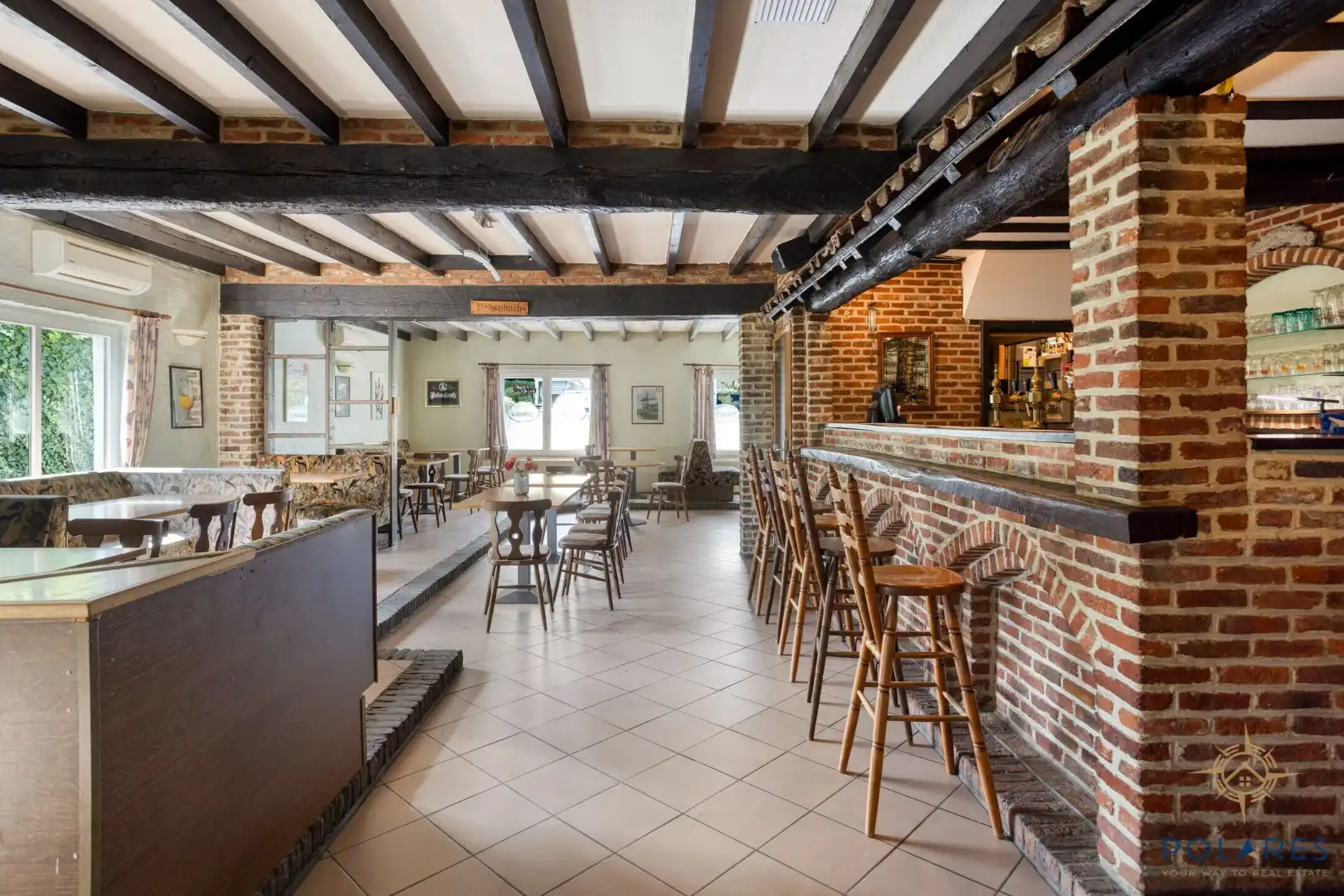 Goed gelegen taverne met woonst en grote parking foto 6