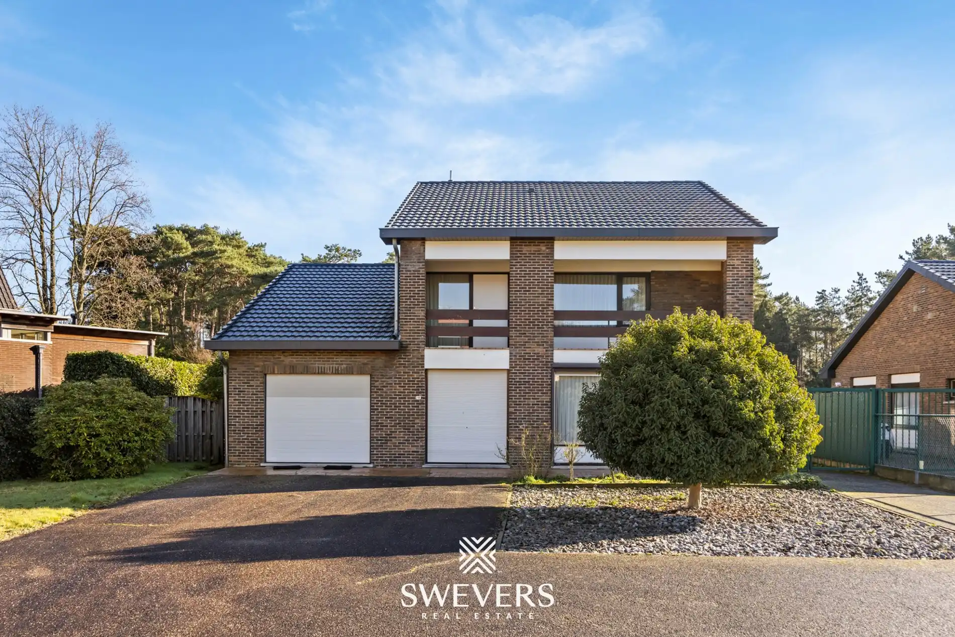 Vrijstaande woning met 329 m² wooncomfort, praktijkruimte en grote tuin foto {{pictureIndex}}