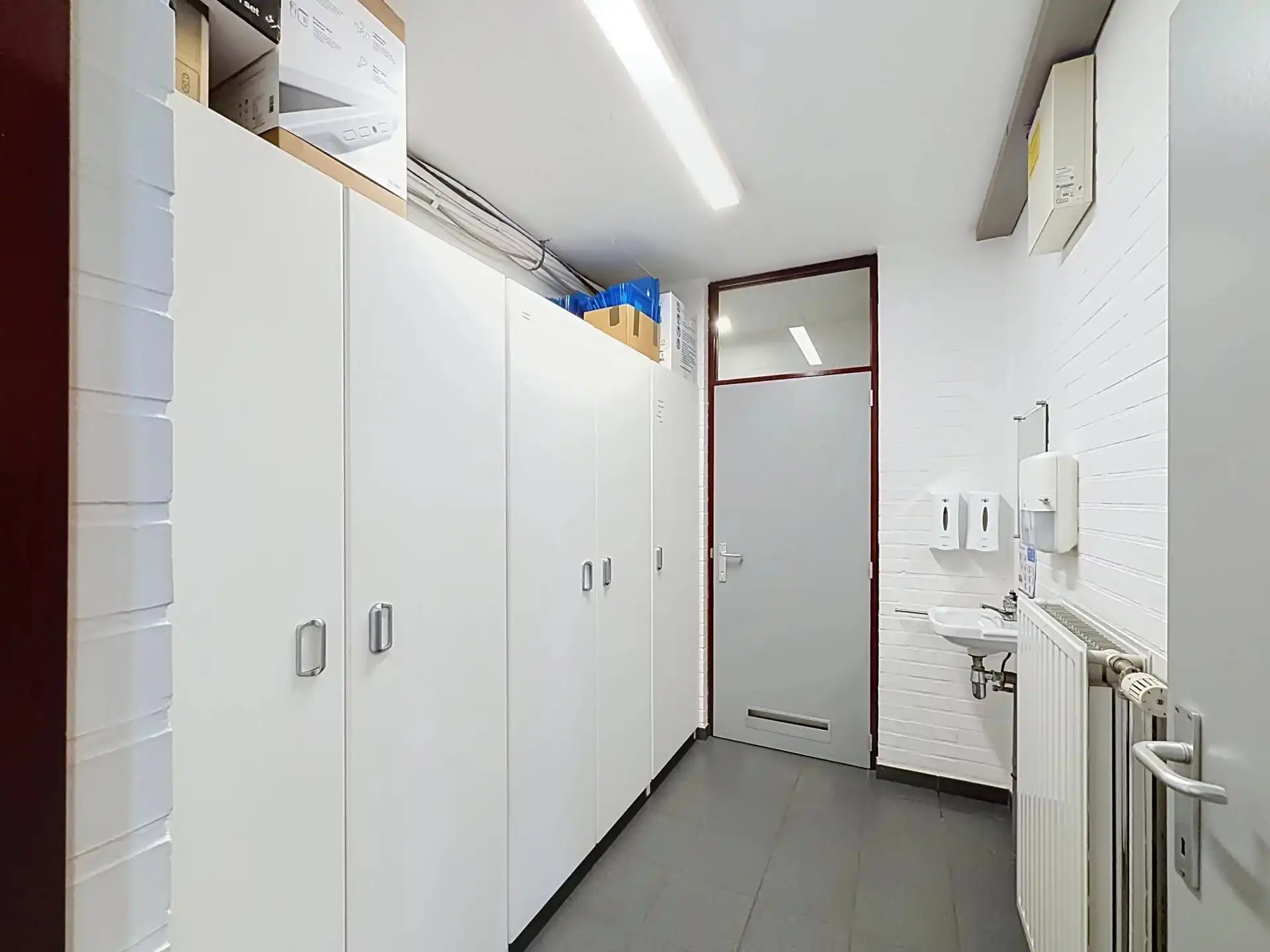 Ruime handels- en praktijkruimte van 170 m² te huur in Mol foto 21