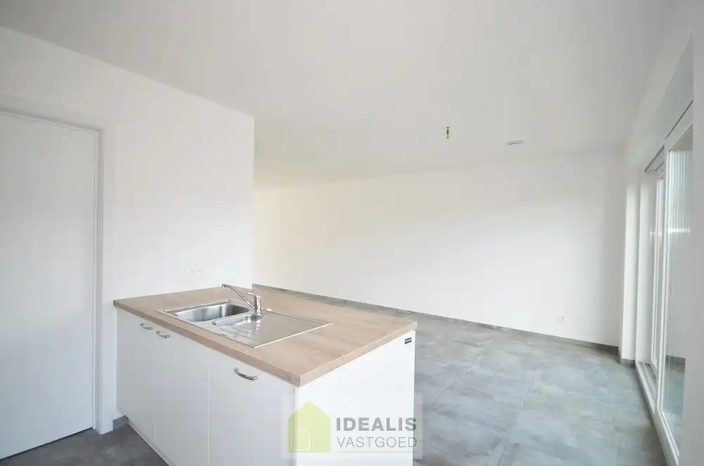 GELIEVE ENKEL AAN TE MELDEN VIA MAIL!! RUIME NIEUWBOUW GEZINSWONING OP WANDELAFSTAND VAN CENTRUM! – Afgewerkte en ruime woning perfect gelegen op wandelafstand van het centrum van Peer alsook vlakbij uitgebreide sportfaciliteiten!! De woning is zeer fijn ingedeeld, met een inkomhal en wc, riante woonkamer, open keuken met naastgelegen berging op de gelijkvloerse verdieping, overloop, 3 slaapkamers en een ruime badkamer op de eerste verdieping en een zolder te bereiken via vast trap op de 2e verdieping!! Tevens beschikt de woning over een private voortuin/parking en is er een leuk tuintje met tuinberging aan de achterzijde. De achterzijde van het perceel is tevens toegankelijk via een pad. Deze nieuwbouwwoning werd zeer goed geïsoleerd opgeleverd, heeft slechts een E-peil van 38 en is voorzien van ventilatie type D!! Zeer geschikt voor kandidaten op zoek naar een correct geprijsde nieuwbouwwoning!! Beschikbaar vanaf 1 december 2026. foto 14