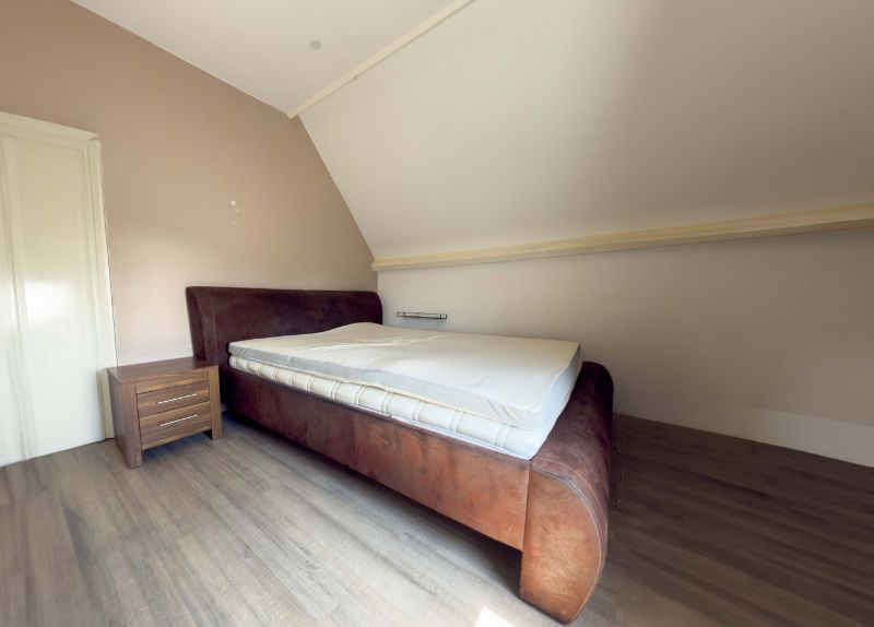 Zedelgem. Centraal gelegen vernieuwde HALF OPEN BEBOUWING met 4 slaapkamers, dressing, garage en bergingen. Ideale ruime gezinswoning met vloerverwarming! foto 10