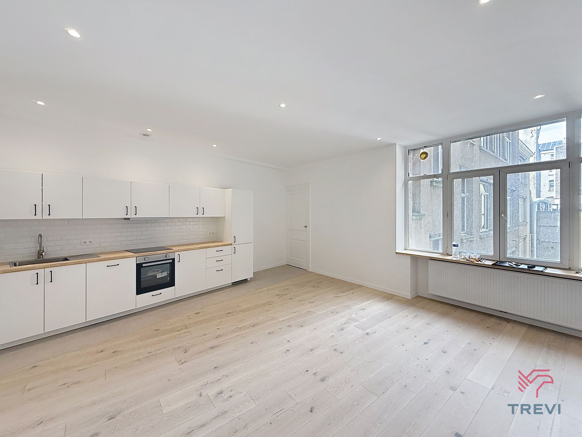 Volledig gerenoveerd 3bed appartement in het centrum  foto {{pictureIndex}}