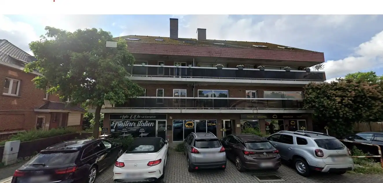 Commercieel gelijkvloers met mezzanine te koop – strategische ligging in Sint-Genesius-Rode foto 2