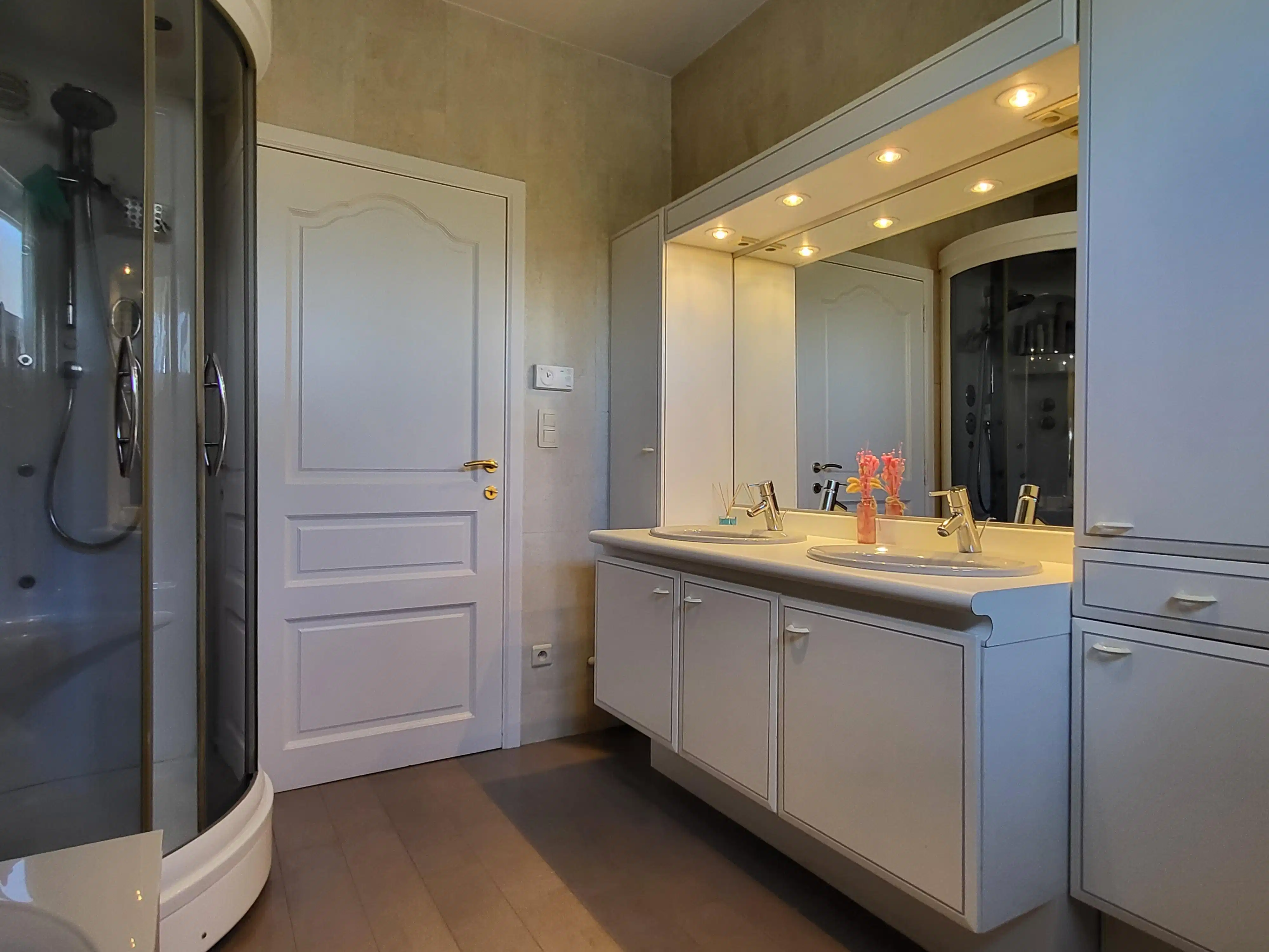 Deze ruime en uitstekend onderhouden villa-bungalow op een perceel van 1.264 m² combineert comfort, functionaliteit en een aangename woonbeleving met een zuidgericht terras en een prachtig aangelegde tuin met zwembad en badhuis.  foto 19