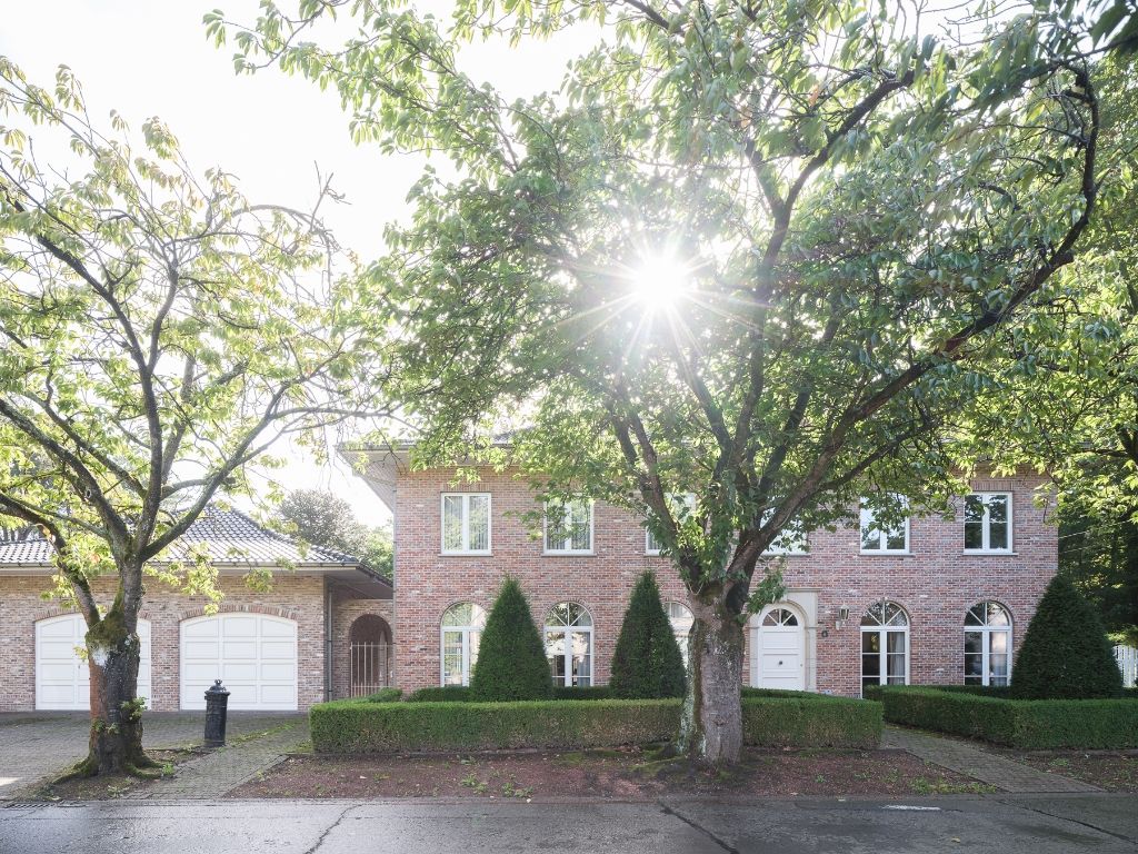 Vrijstaande villa (363 m²) met ruim bijgebouw op een gunstig perceel van 1.205 m² foto 2