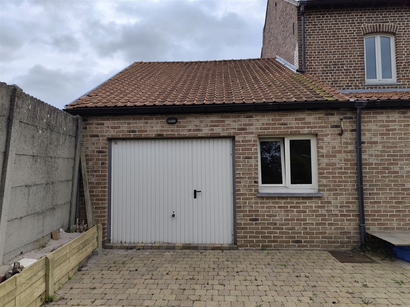 Woning met garage en tuin. foto 3