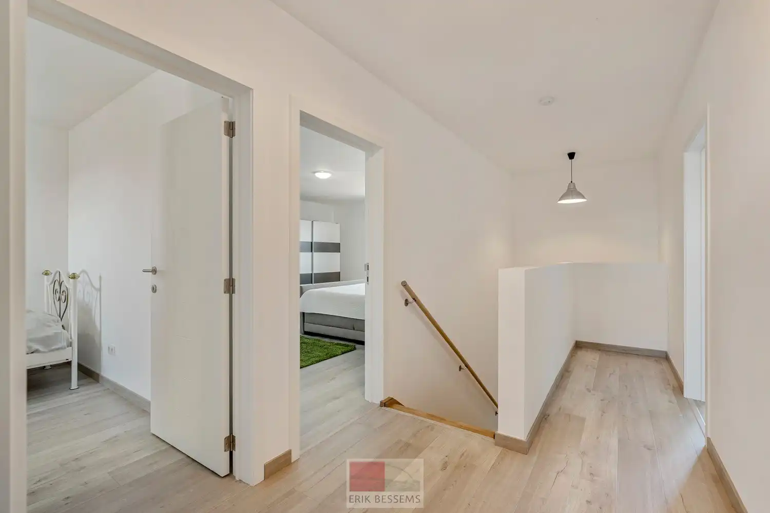 Deze moderne halfopen woning, gebouwd in 2016, biedt een bewoonbare oppervlakte van maar liefst 232 m² op een perceel van 377 m² en maar liefst 5 slaapkamers waarvan er eentje in gebruik is als bureau. foto 13