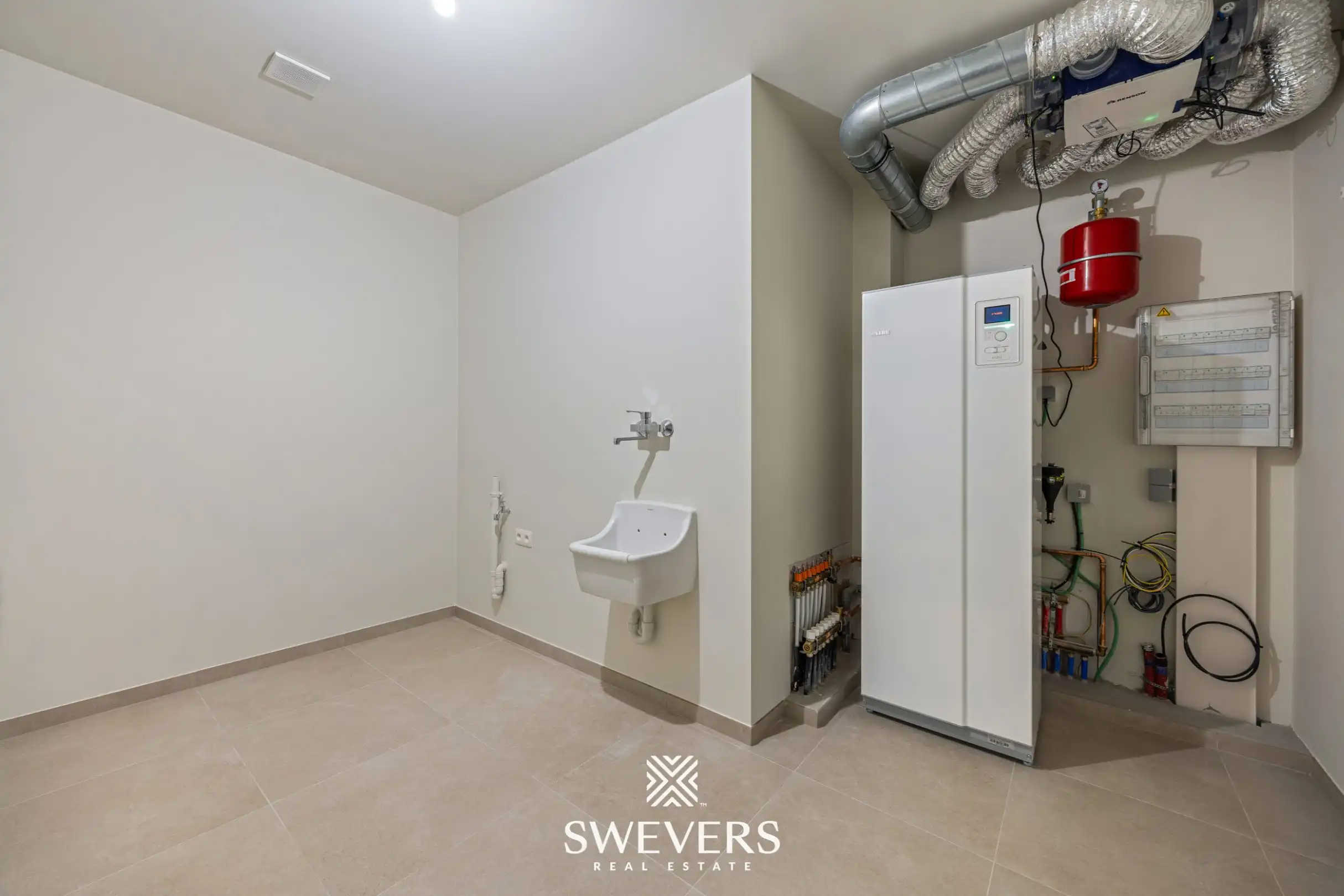 Modern gelijkvloers appartement met privétuin en dubbele parking foto 7