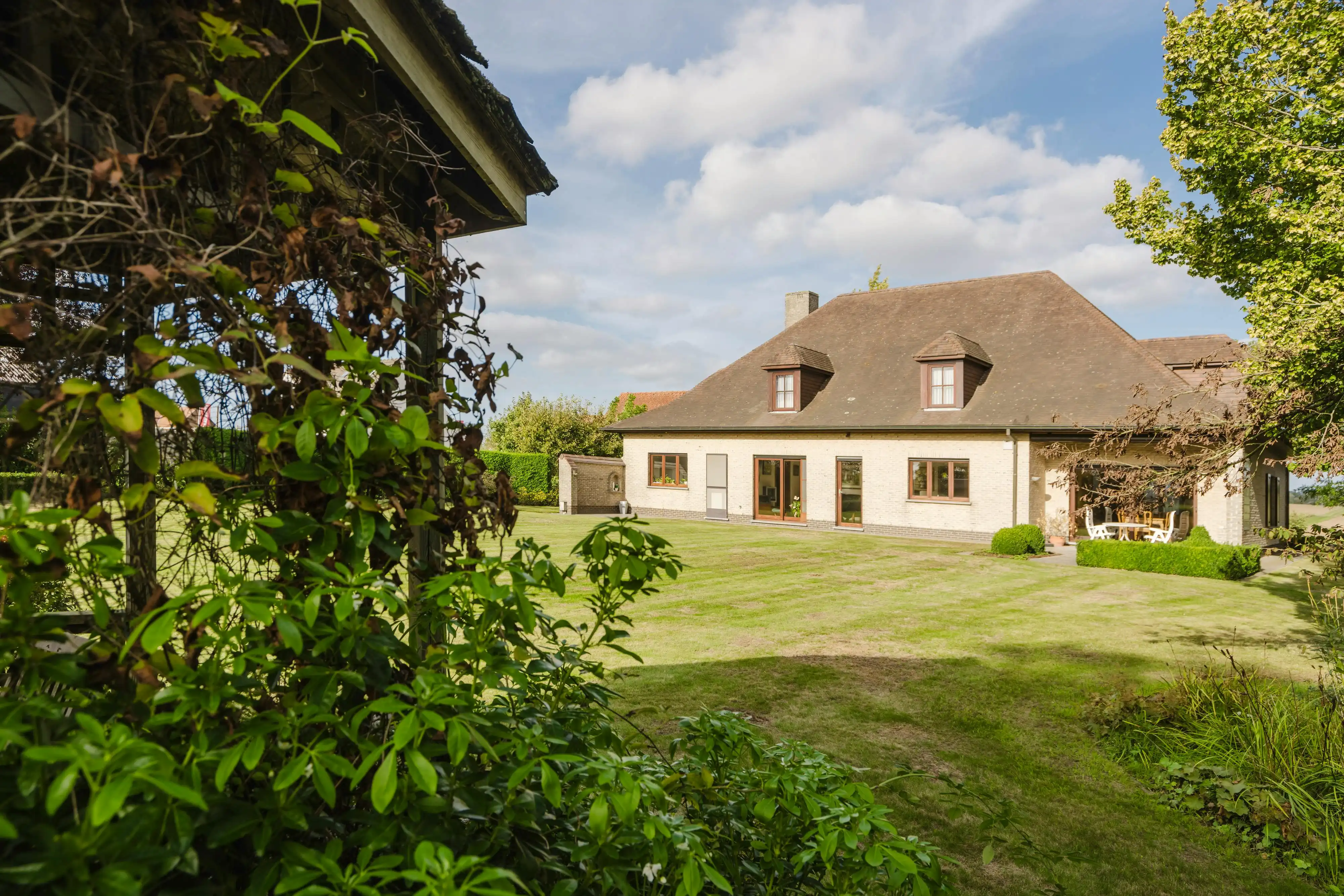 Riante villa op een perceel van 2641m² in Otegem foto {{pictureIndex}}