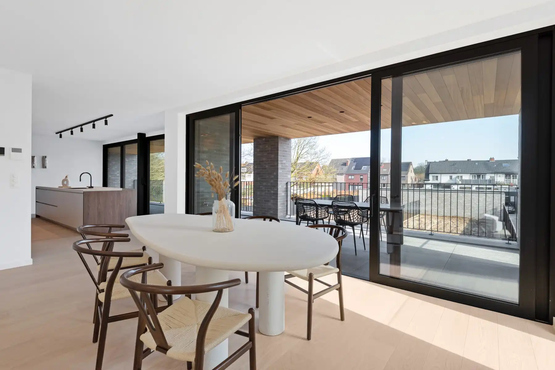 Prachtig afgewerkt nieuwbouwappartement inclusief 2 carports en 2 ruime bergingen foto 2