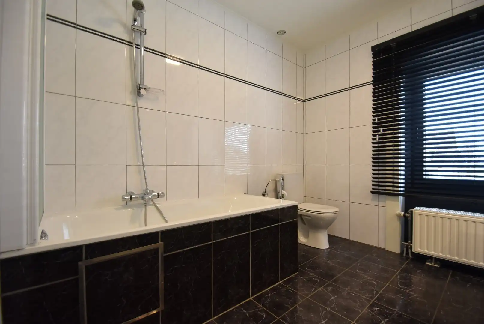 Knappe rijwoning met inpandige garage en mooie tuin in het centrum van Riemst foto 19