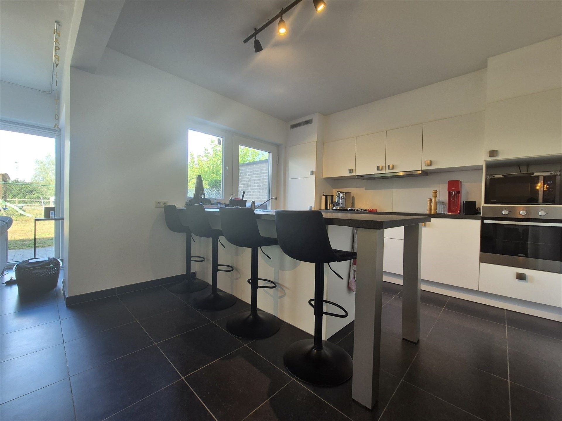 Bijzonder interessant gelegen recente woning met tuin en garage. foto 10